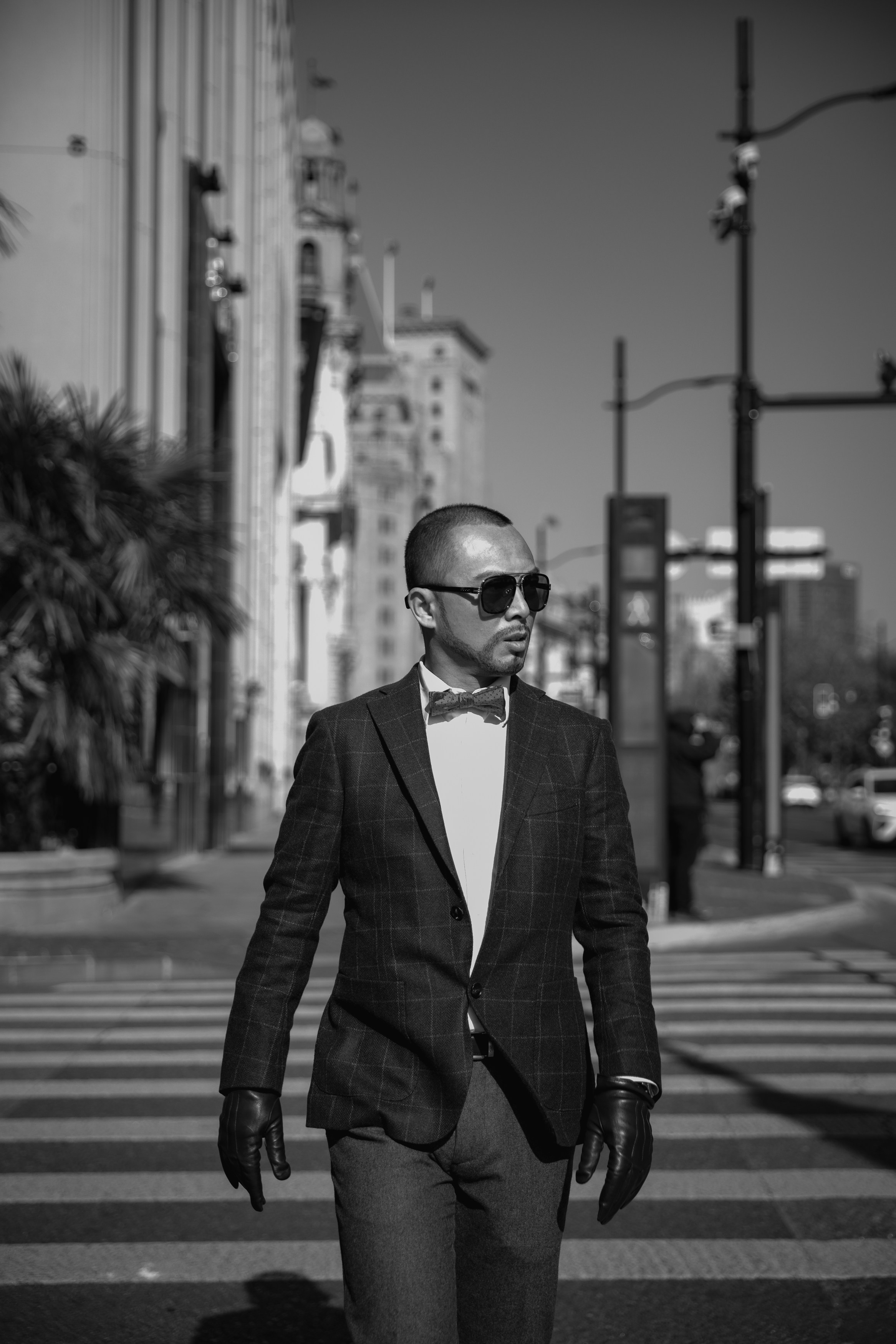 черно-белая монохрномная фотография. Мужчина идет по пешеходному переходу