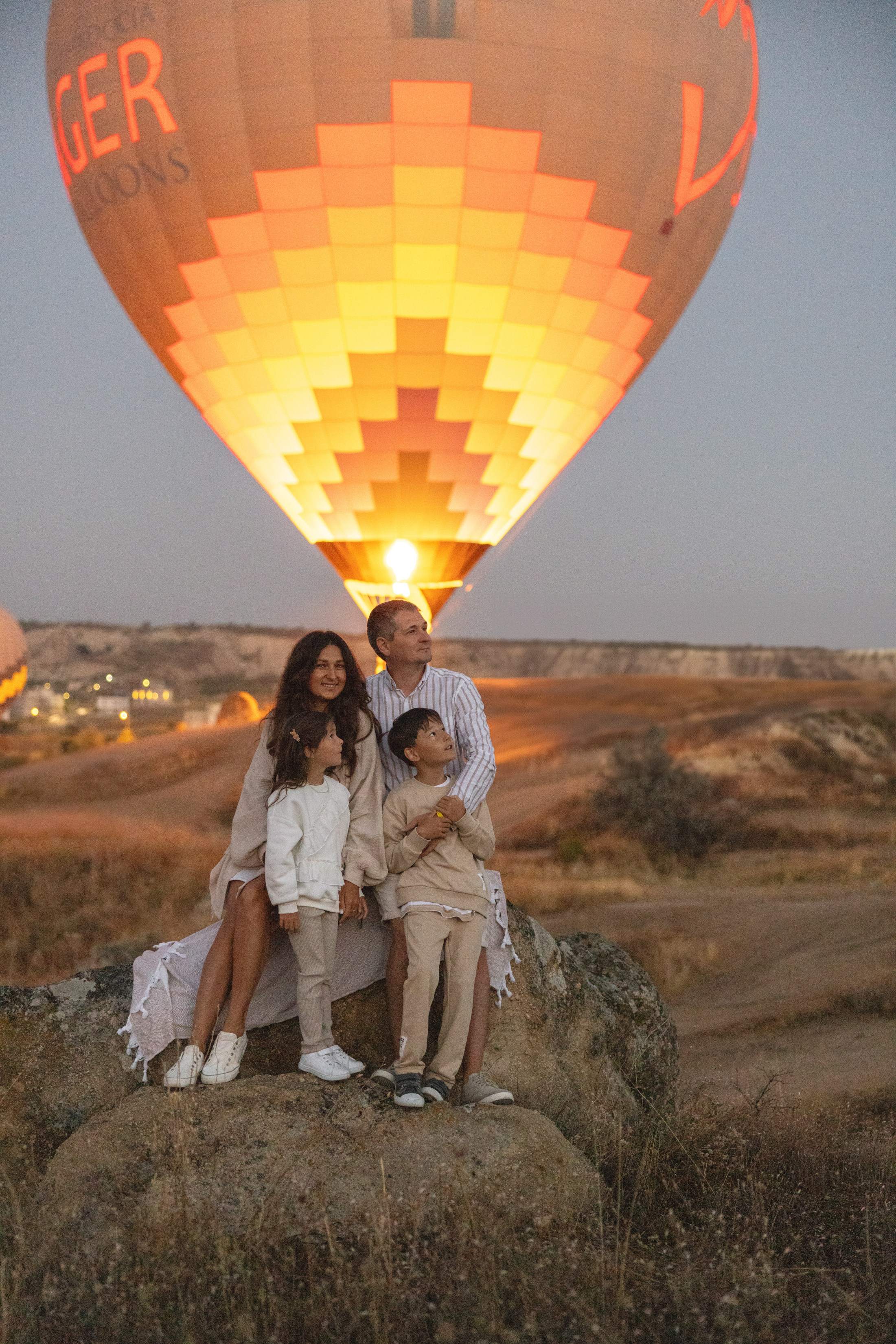Family Photoshoot at Sunrise with Cappadocia’s Hot Air Balloons. Julia Ganch I Fashion Wedding Photography I Cappadocia Turkey