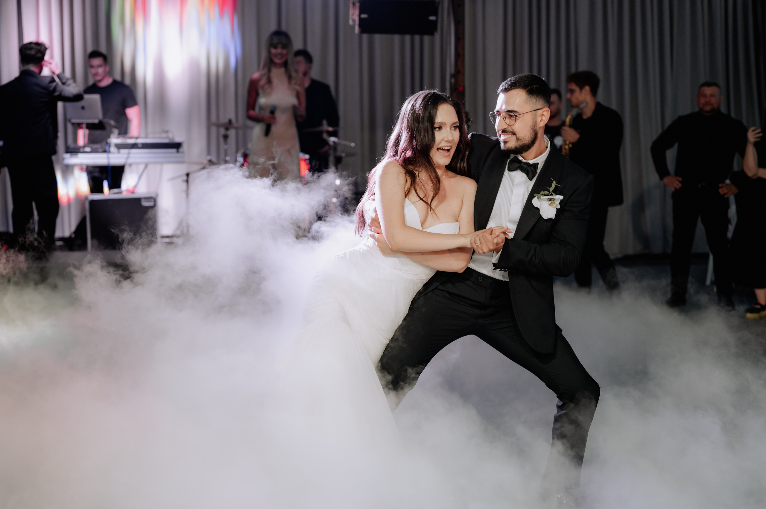 Cununie civila in aer liber , artificii de zi colorate , decor nunta , nunta la Hotel Traian. Proud Vision Weddings | Wedding Photography & Film — Servicii profesionale Foto Video Nunta Iasi