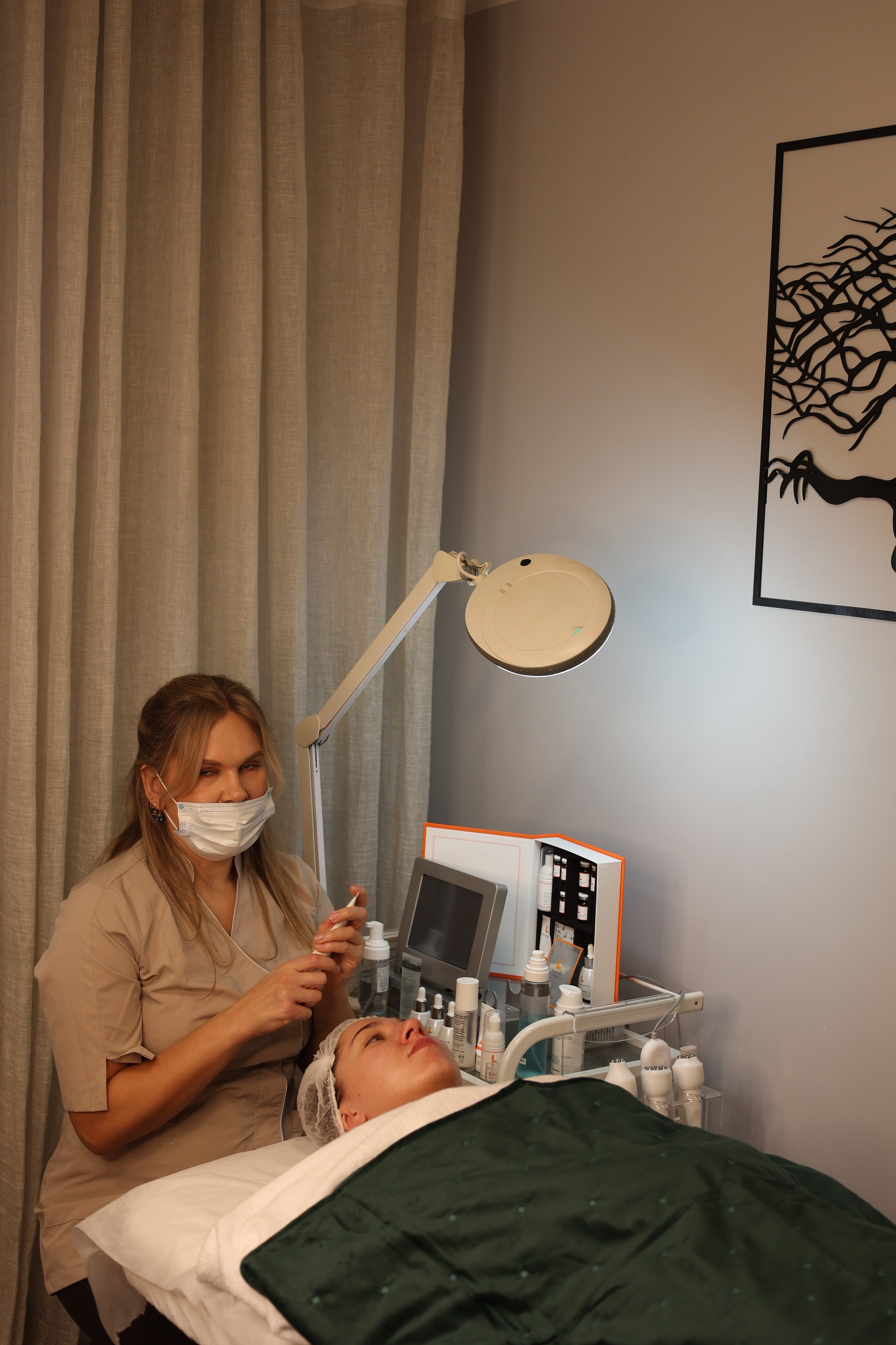 COSMETOLOGIST — Diana. Main