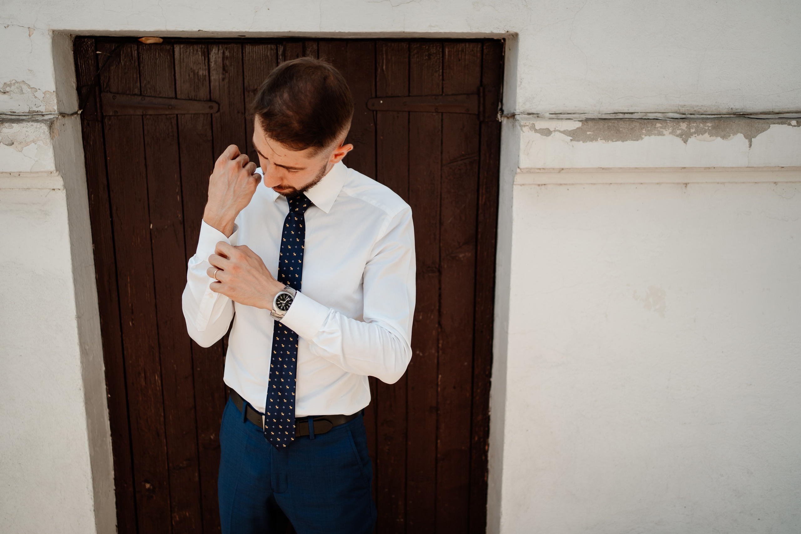 Moment emoționant între miri în ziua nunții, surprins într-un cadru natural și romantic, in Bucuresti. Fotografie de nuntă profesională, editată artistic pentru a evidenția emoția și eleganța evenimentului.