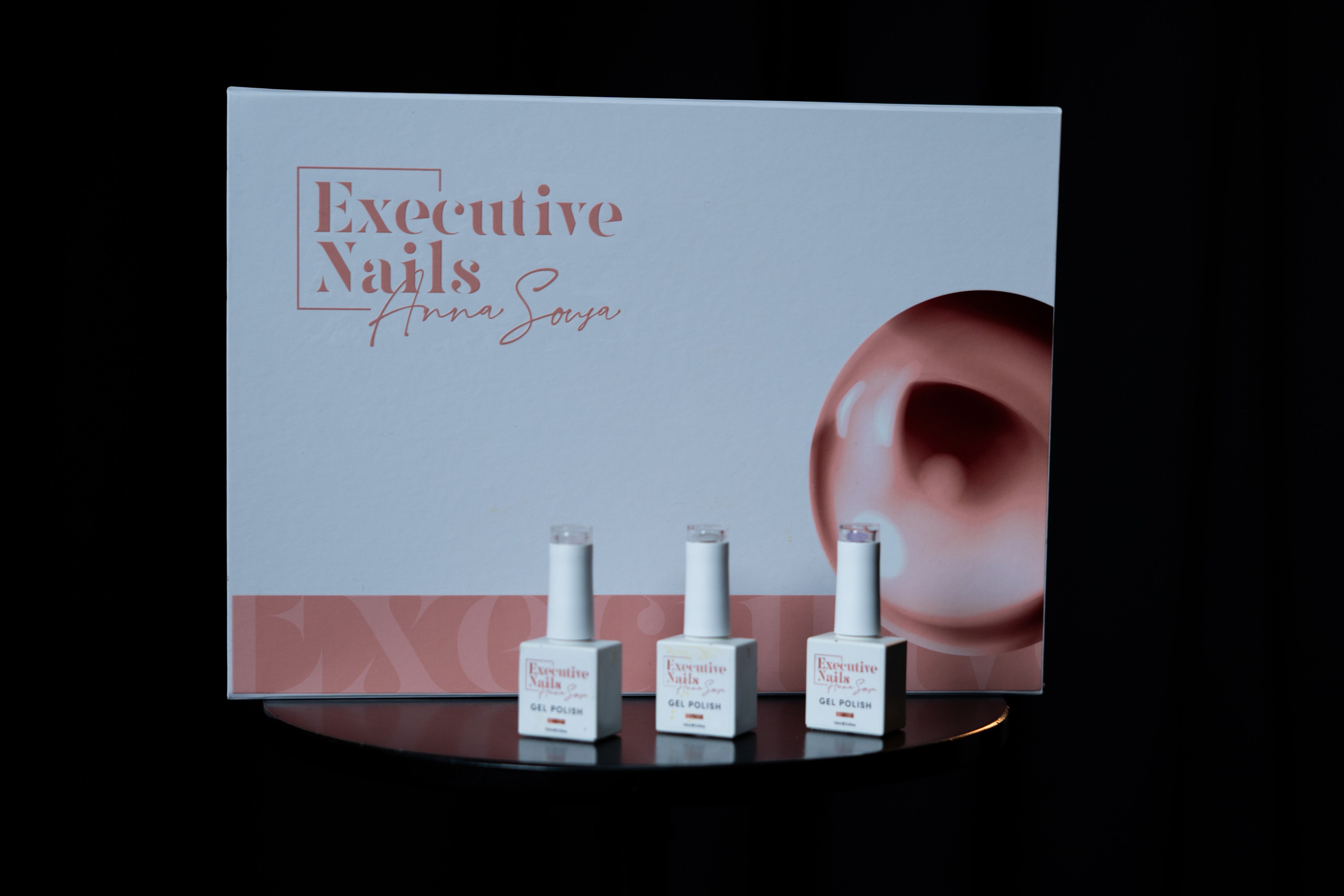 Anna Sousa — Executive Nails. Frames by Giovani Braga