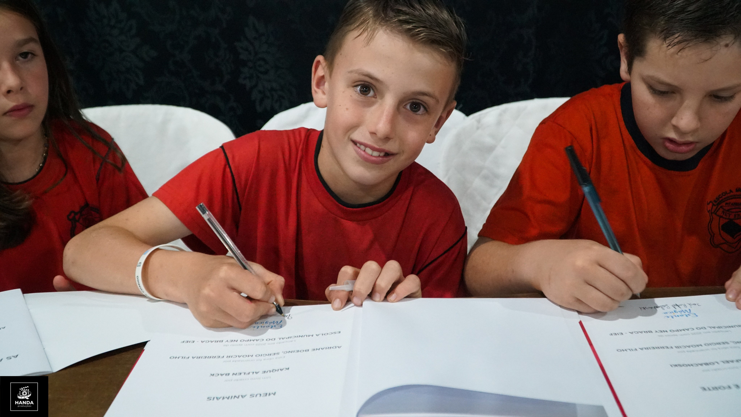 Noite autógrafos colégio Aurélio Buarque de Holanda. Handa Produções