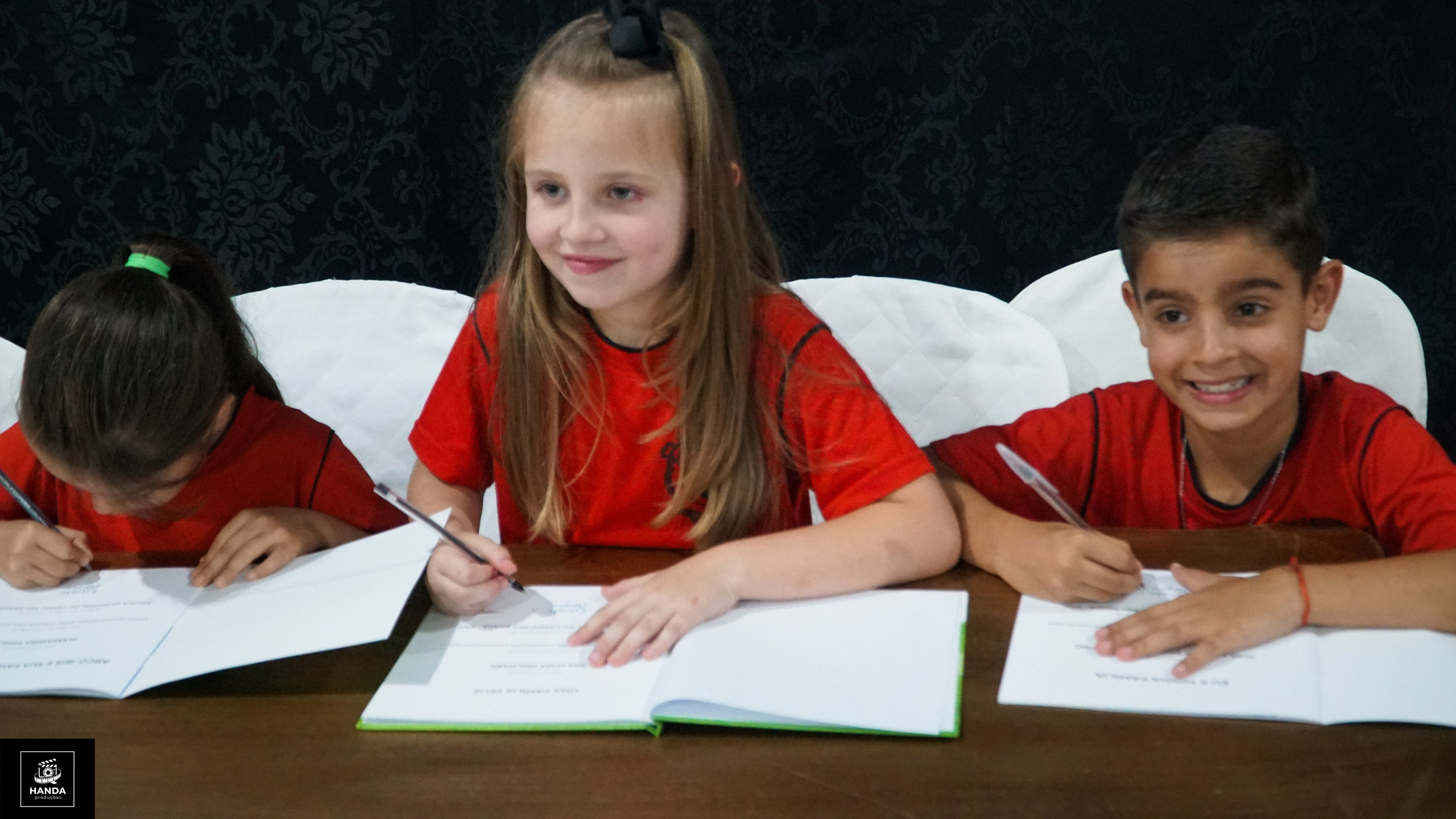 Noite autógrafos colégio Aurélio Buarque de Holanda. Handa Produções