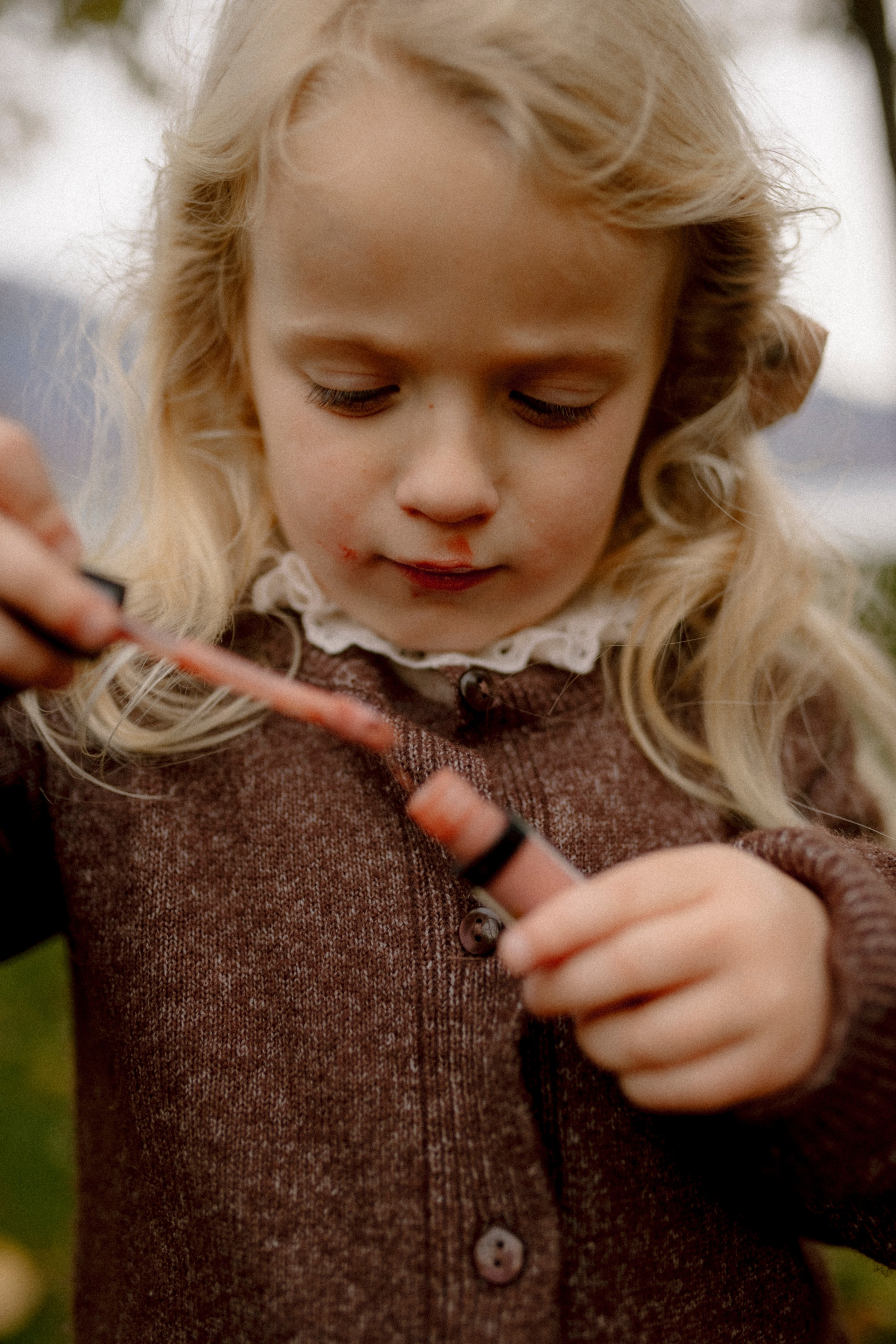 Under the Tree. Polina Sobol — family & documentary photographer in Bern. Outdoor & urban photo sessions for families, kids and couples