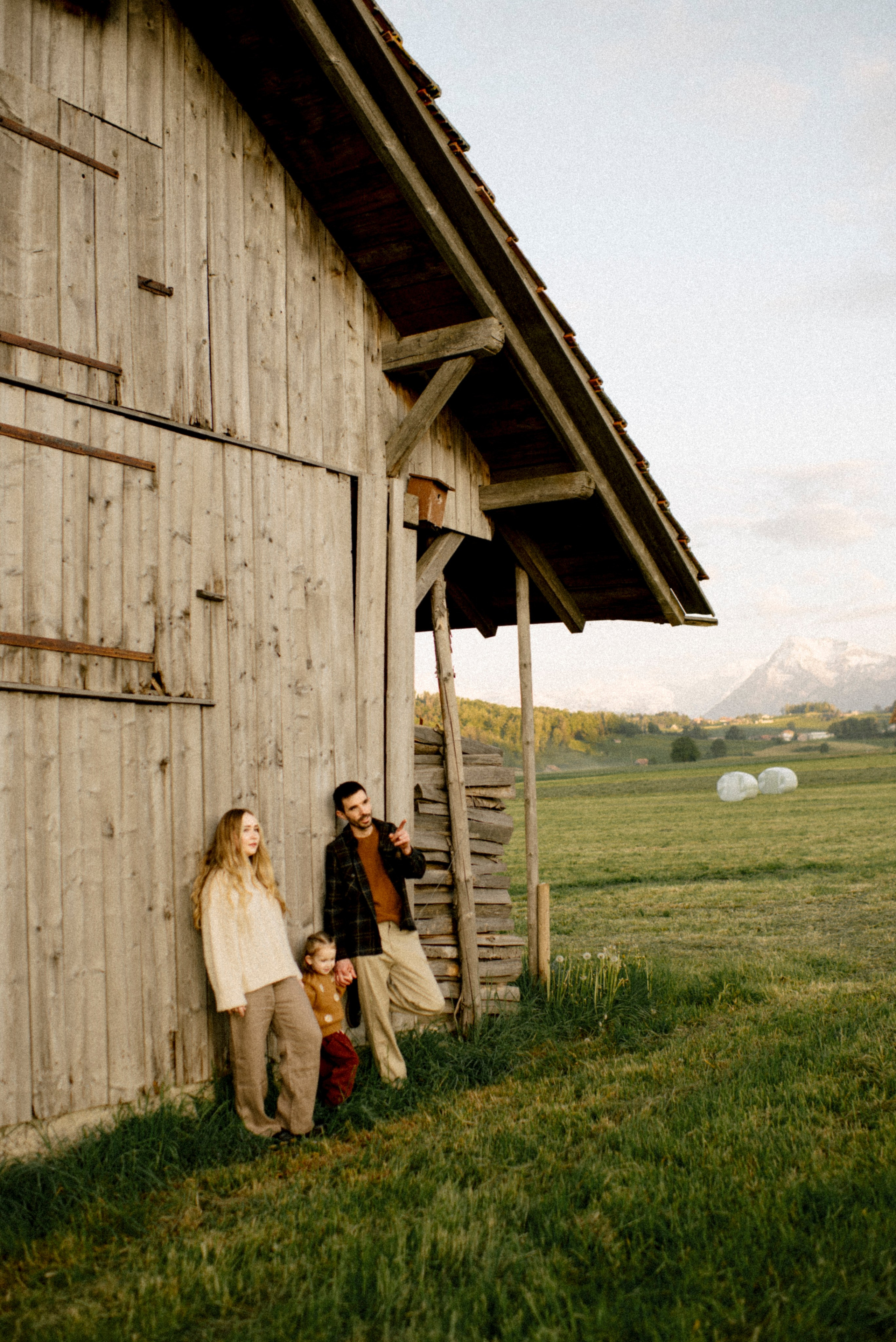 Chris Dasha and Stella. Polina Sobol — family & documentary photographer in Bern. Outdoor & urban photo sessions for families, kids and couples