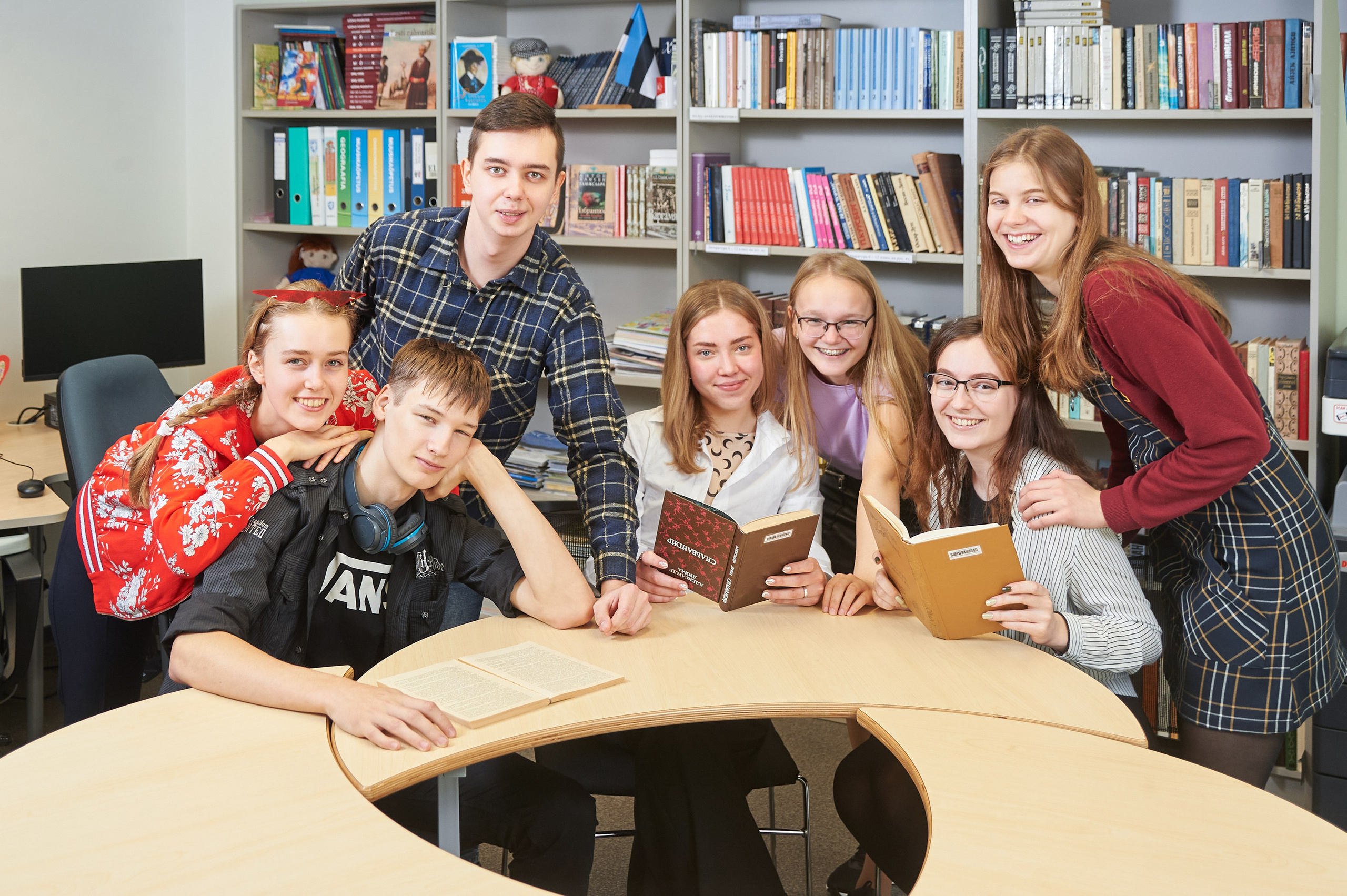 школьная фотосъёмка Таллин, чтение книг в библиотеке