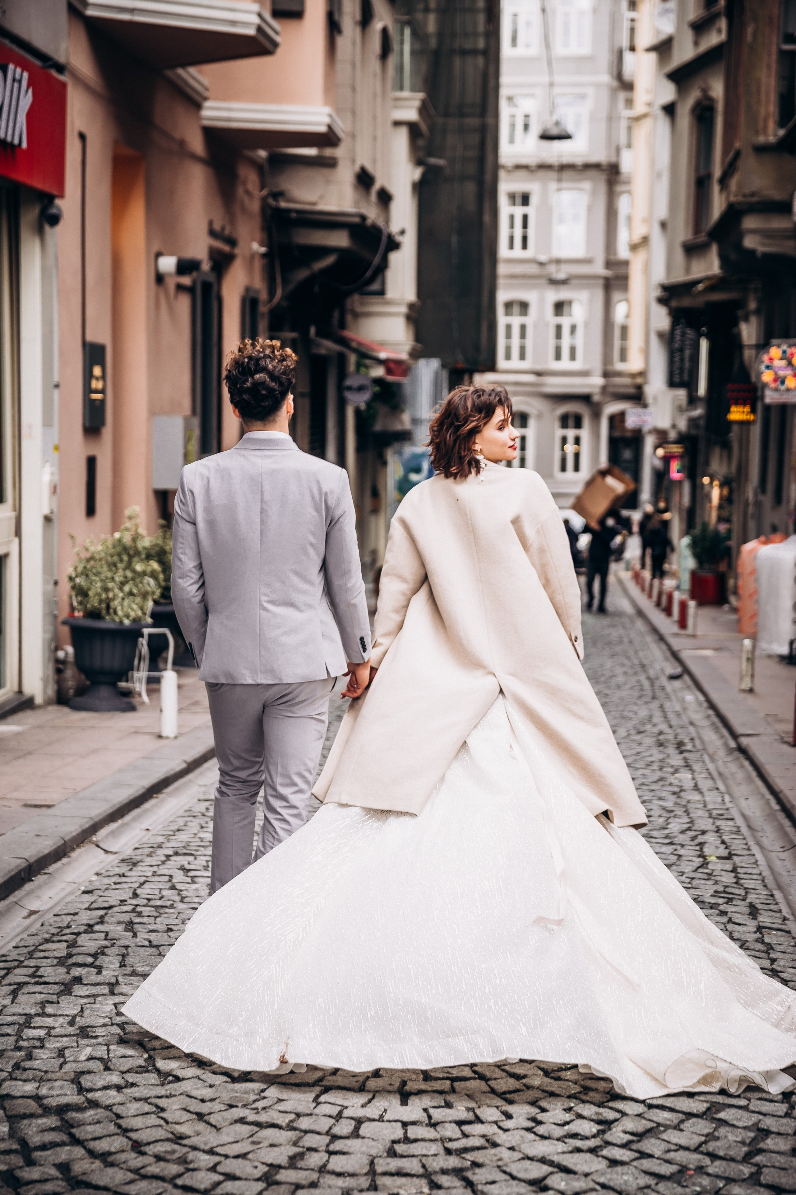 Wedding photo Istanbul – couple walking near Hagia Sophia