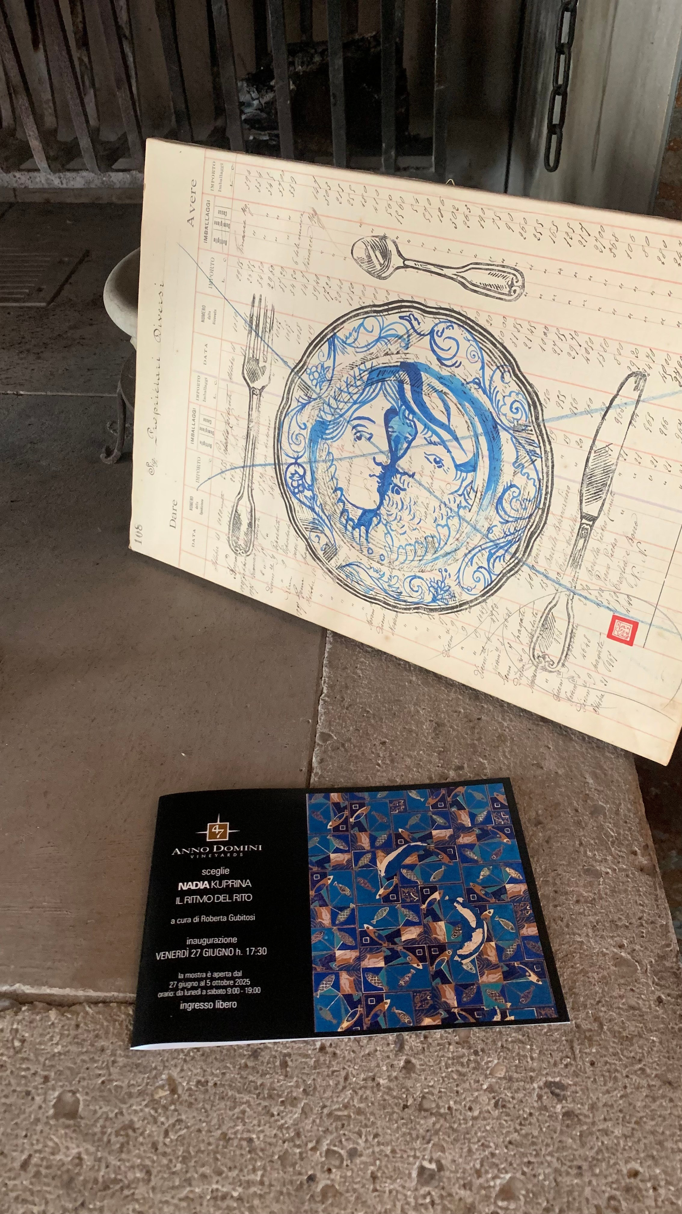 Opera della serie Panem Quotidianum, realizzata su pagina originale di registro contabile (1918–1930) proveniente da un’azienda vinicola piemontese. Ogni piatto e posata è stampato a mano in linoleografia; al centro, un profilo umano dipinto in inchiostro blu. Il numero della pagina diventa titolo dell’opera. Ispirata ai piatti nuziali rinascimentali italiani, l’opera trasforma un documento d’archivio in oggetto celebrativo e intimo, riflettendo sul valore simbolico del pasto condiviso.