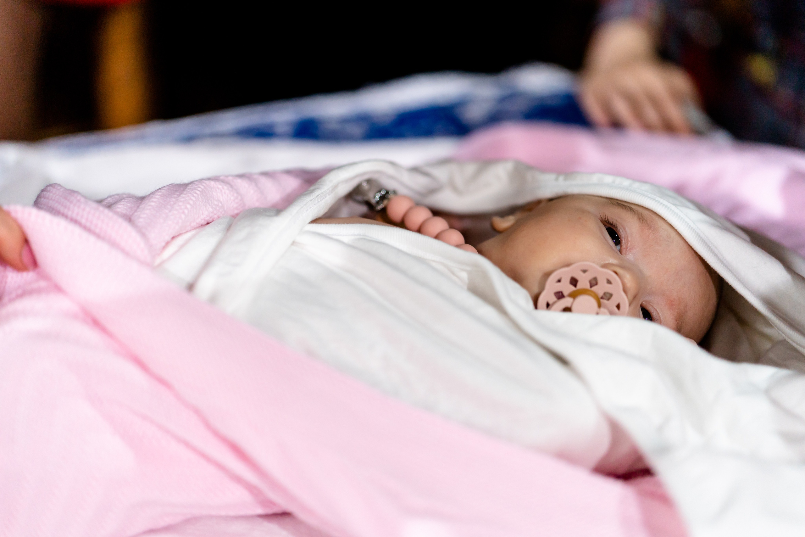 “Bebeluș botezat în biserică, ținut în brațe de nași”	•	“Detaliu cu lumânarea de botez decorată cu flori albe”	•	“Părinți emoționați alături de copilul lor la ceremonia de botez”	•	“Masa festivă de botez cu decor tematic și tort personalizat”	•	“Momentul în care preotul toarnă apă sfințită pe fruntea bebelușului”	“Bebeluș în rochie albă de botez, zâmbind în brațele mamei”	•	“Detaliu cu cruciulița de botez așezată pe o pernă de satin”	•	“Părinți și nași aprinzând lumânările în timpul ceremoniei de botez”	•	“Tort de botez decorat cu figurine tematice și numele copilului”	•	“Copil botezat dormind liniștit în pătuțul decorat festiv”	•	“Momentul în care preotul binecuvântează copilul în fața altarului”	•	“Invitați adunându-se în jurul mesei festive la petrecerea de botez”	•	“Bebeluș ținând în mână o jucărie personalizată primită la botez”	•	“Familie fericită pozând împreună după ceremonia de botez”	•	“Decor tematic cu baloane și flori la locația petrecerii de botez” fotograf Botoșani fotograf evenimente fotograf botez Alin Chirila fotograf alinofotostudio,- Preotul ținându-l pe micuțul Mathias Gabriel la botez, în biserica Înălțarea Domnului, Copălău  - Detalii de la botezul lui Mathias – lumânare, trusou și icoană  - Familia lui Mathias Gabriel alături de micuț, în ziua botezului  - Portret emoționant cu mama și bebelușul în brațe, în biserică,fotograf profesionist evenimente Botoșani, Iași, Suceava, Fălticeni, Bacău, Pașcani, Roman - AlinoFotoStudio by Alin Chirilă - servicii foto nuntă, botez, cununie, ședințe foto creative, albume personalizate, fotografii emoționante și calitative pentru cele mai importante momente din viață,fotograf nuntă Botoșani Alin Chirilă,  ședință foto botez Iași - AlinoFotoStudio,  servicii fotograf profesionist evenimente Suceava,  fotograf cununie civilă Fălticeni - Alin Chirilă,  album foto nuntă personalizat Bacău.“Bebeluș botezat în biserică, ținut în brațe de nași”	•	“Detaliu cu lumânarea de botez decorată cu flori albe”	•	“Părinți emoționați alături de copilul lor la ceremonia de botez”	•	“Masa festivă de botez cu decor tematic și tort personalizat”	•	“Momentul în care preotul toarnă apă sfințită pe fruntea bebelușului”	“Bebeluș în rochie albă de botez, zâmbind în brațele mamei”	•	“Detaliu cu cruciulița de botez așezată pe o pernă de satin”	•	“Părinți și nași aprinzând lumânările în timpul ceremoniei de botez”	•	“Tort de botez decorat cu figurine tematice și numele copilului”	•	“Copil botezat dormind liniștit în pătuțul decorat festiv”	•	“Momentul în care preotul binecuvântează copilul în fața altarului”	•	“Invitați adunându-se în jurul mesei festive la petrecerea de botez”	•	“Bebeluș ținând în mână o jucărie personalizată primită la botez”	•	“Familie fericită pozând împreună după ceremonia de botez”	•	“Decor tematic cu baloane și flori la locația petrecerii de botez” fotograf Botoșani fotograf evenimente fotograf botez Alin Chirila fotograf alinofotostudio.fotograf botez Amelis Maria, fotografie botez Botoșani, fotograf Alin Chirilă, amintiri botez, fotografii botez, botez Amelis Maria, fotograf copii, fotografie botez în Botoșani,