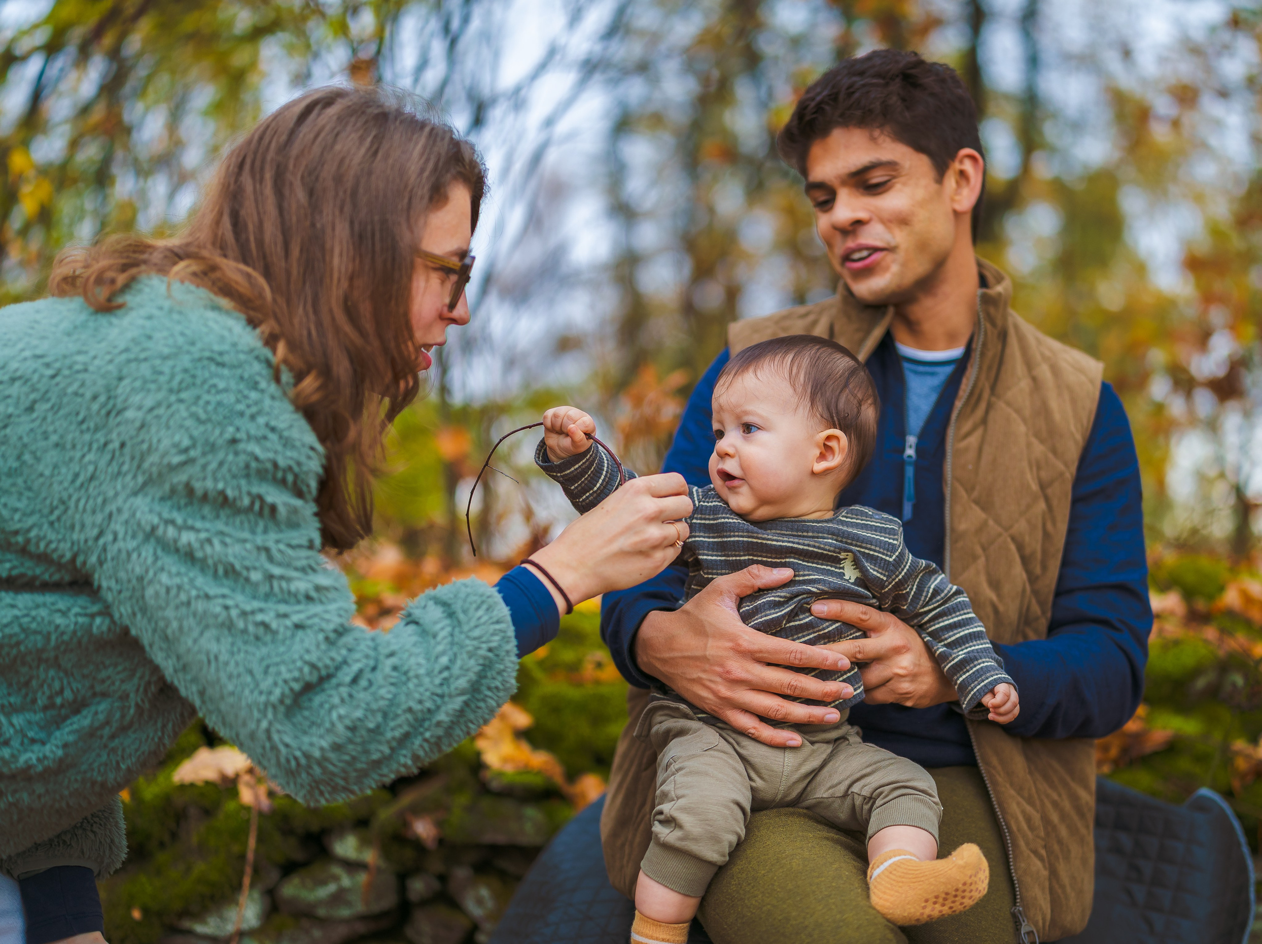 Ouders wandelen met hun kind in herfstlandschap - Kapture Fotografie