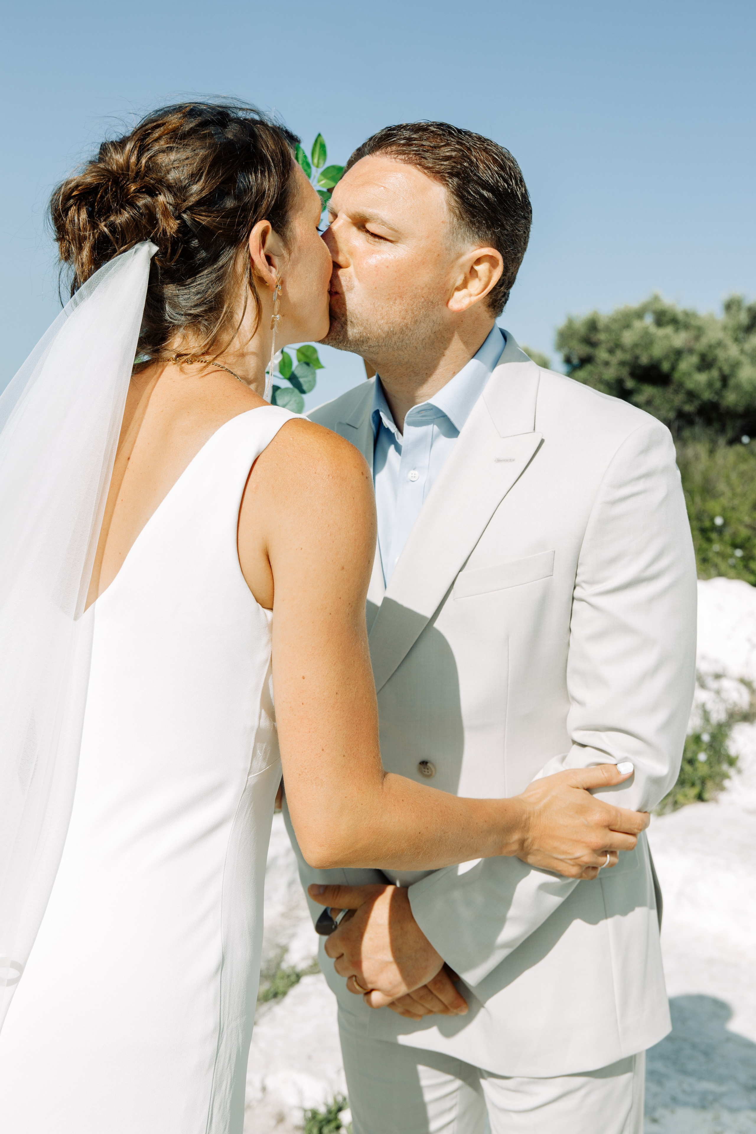 Ring exchange ceremony. Portrait- und Hochzeitsfotografin Irene Art Photo mit Sitz auf der griechischen Insel Rhodos