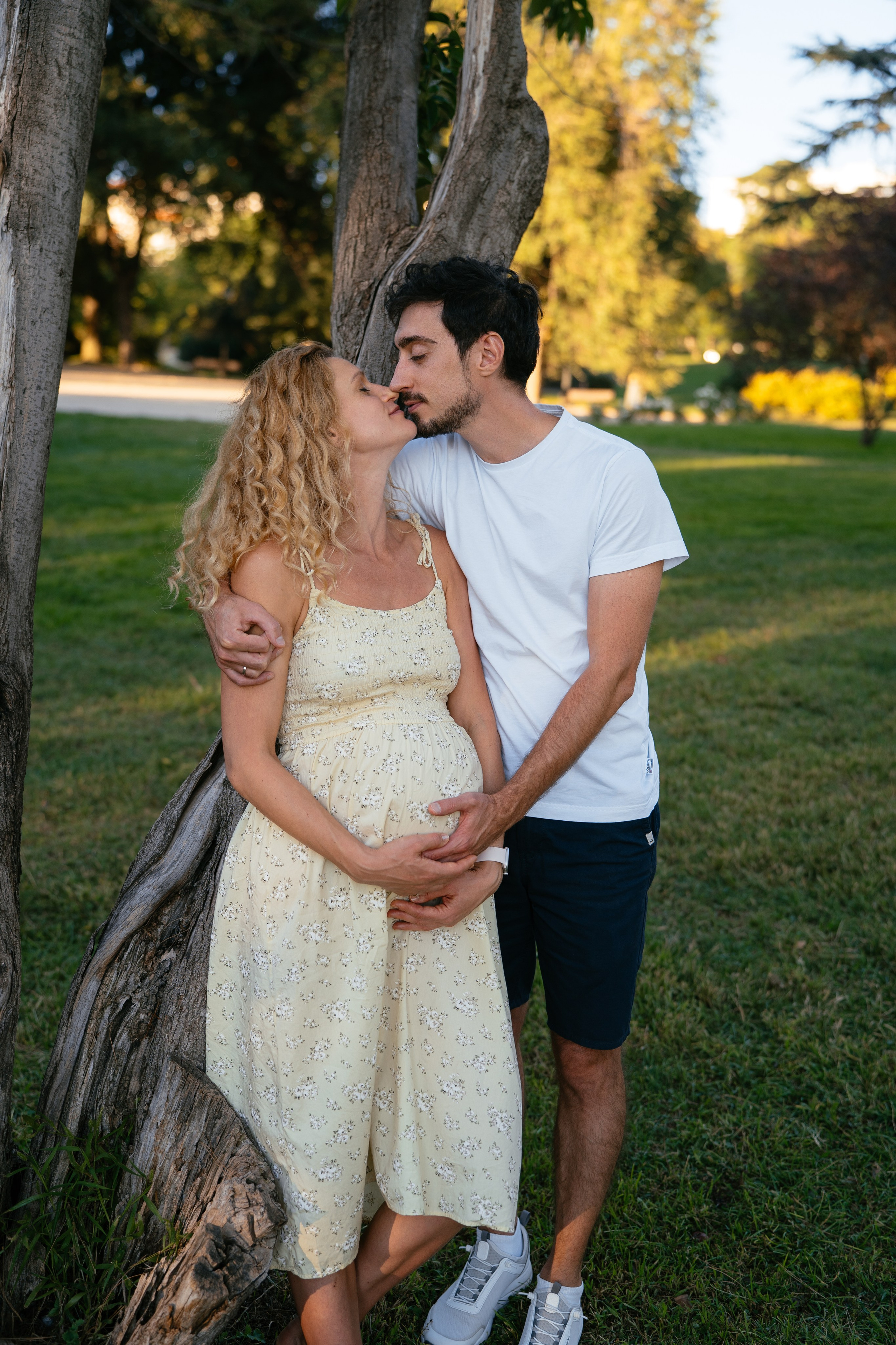 Candid pregnancy photoshoot in the park. Photographer in Madrid, Spain. Alyona Belyaninova
