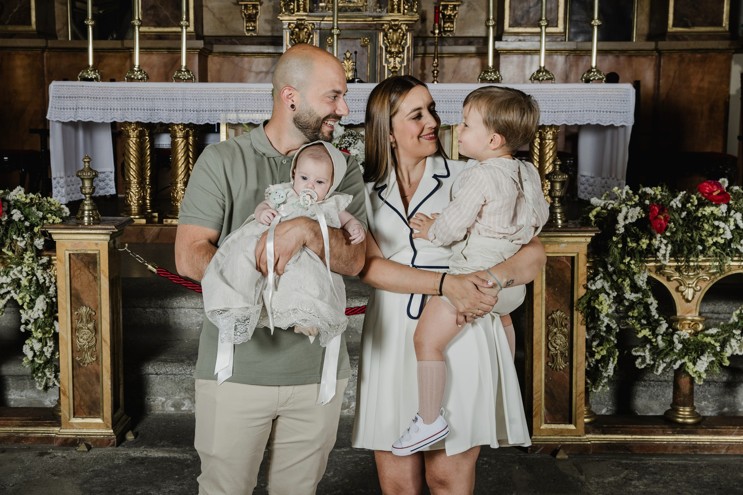 Retrato de bebé con traje de bautizo en estudio fotográfico Rainbox, Torrejón de Ardoz