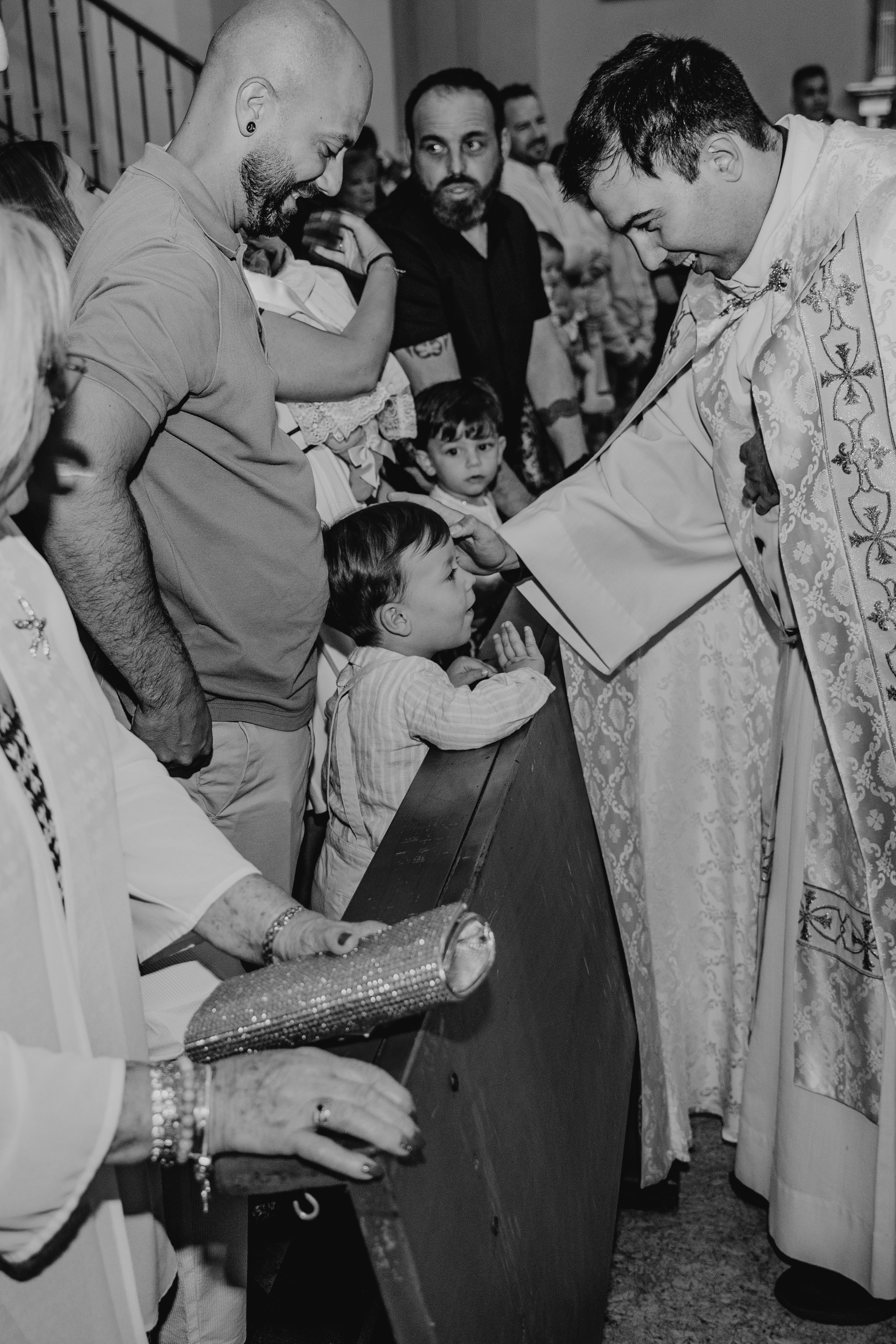 Retrato de bebé con traje de bautizo en estudio fotográfico Rainbox, Torrejón de Ardoz