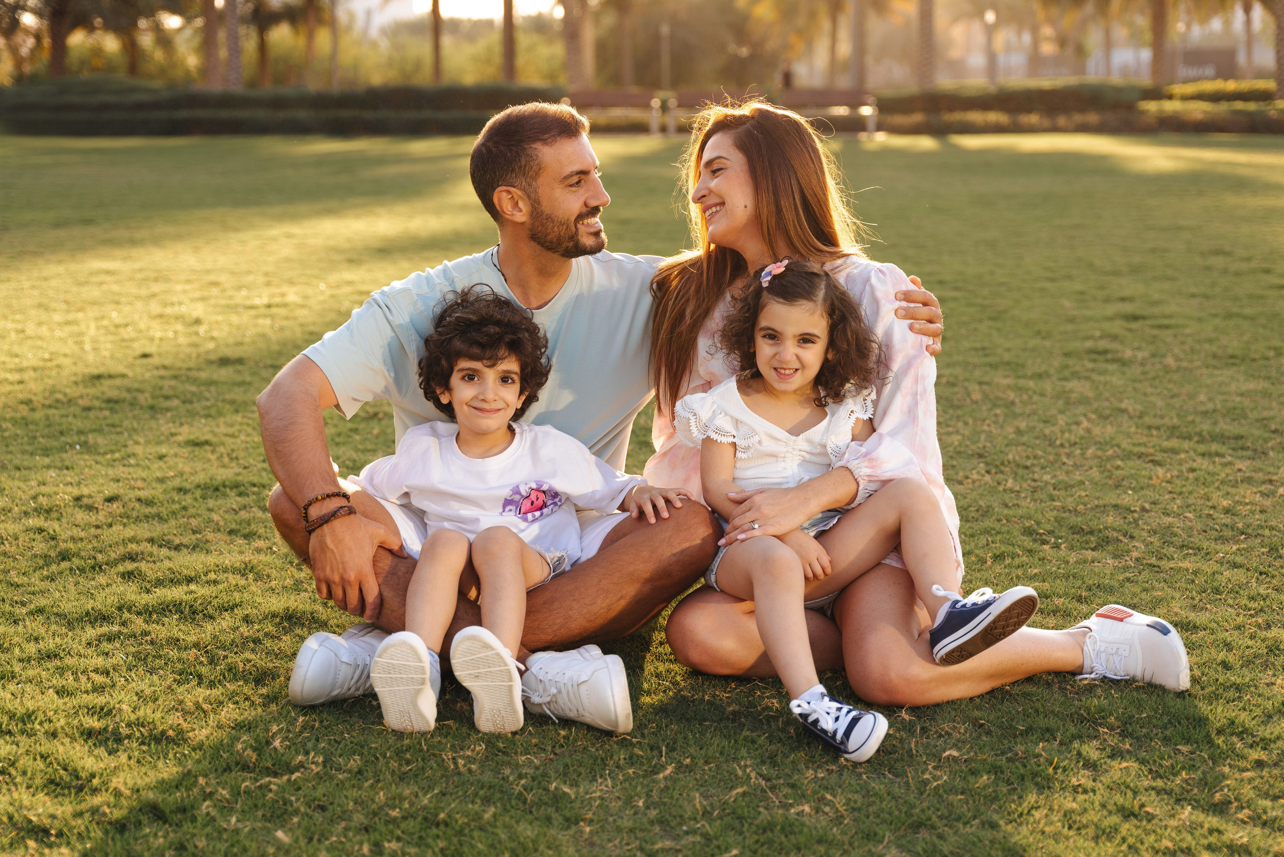 Family fun and play in the park. Angela Iakovleva — Family Photographer in Dubai