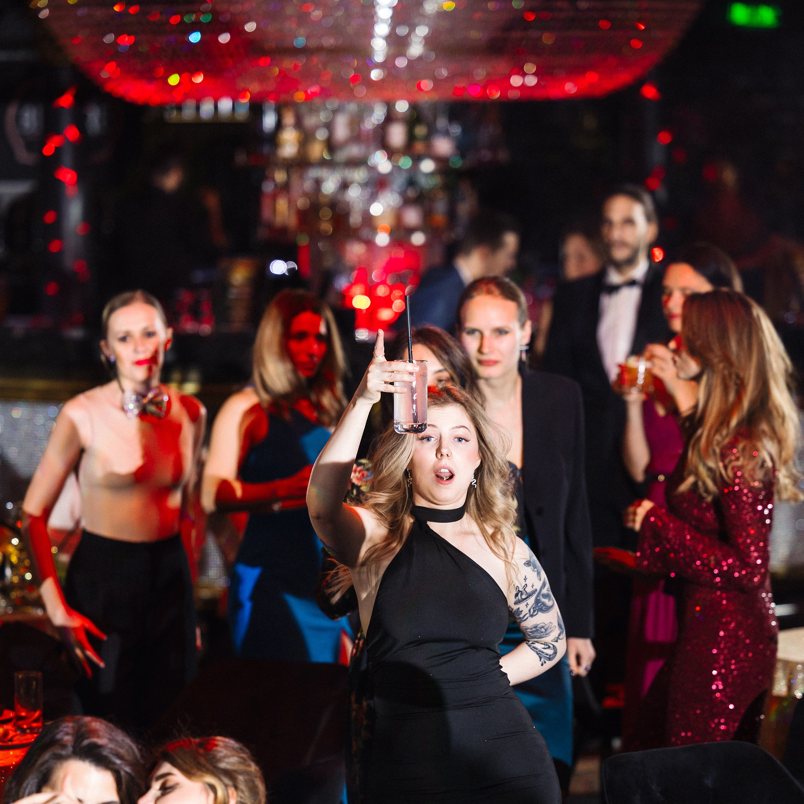 Новогодняя фотосессия в стиле «Оскар» для компаний — свет софитов и звёздные кадры. Евгений Тимофеев | Свадебный и контент-фотограф и видеограф в Риге