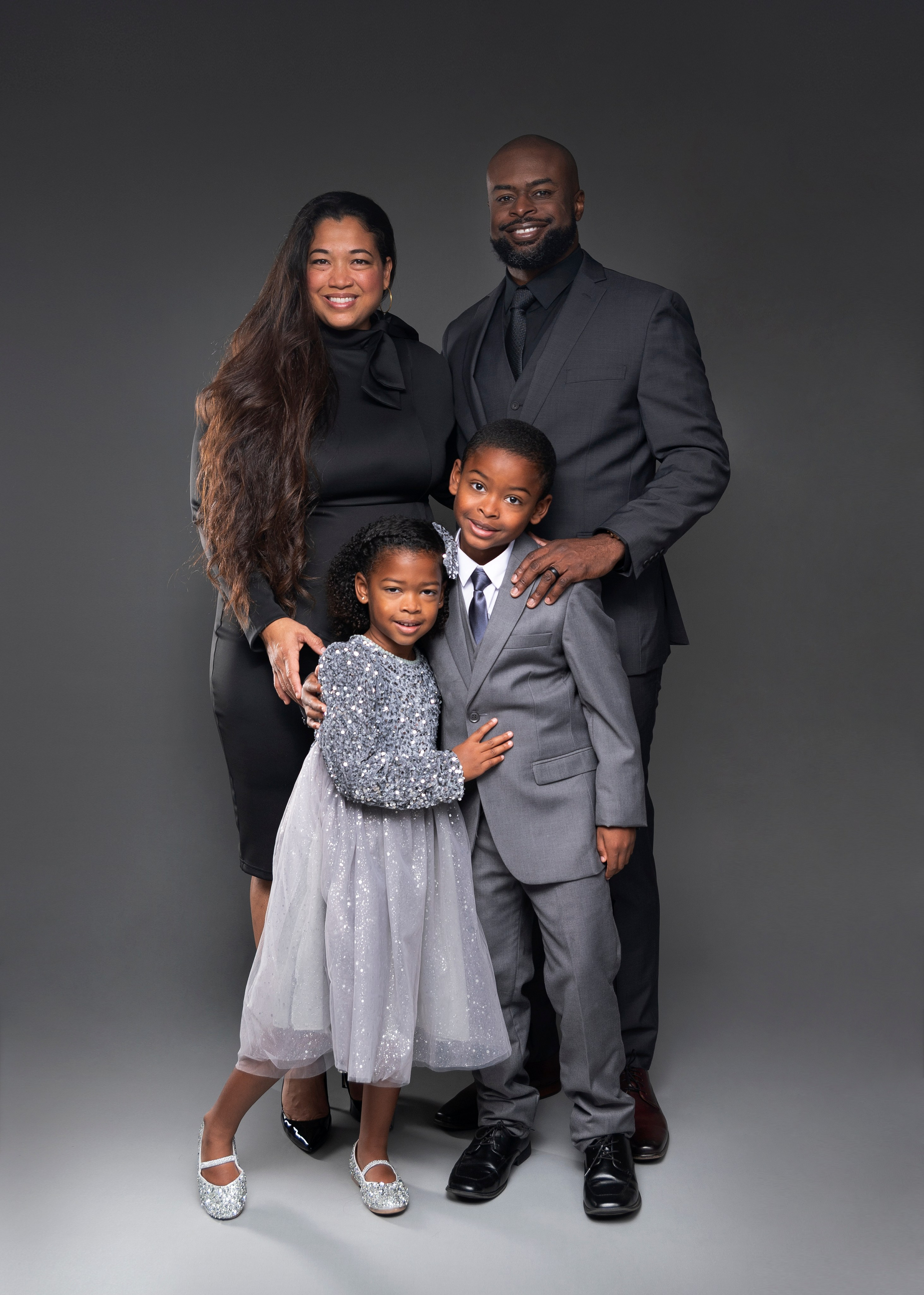 Family portrait at “Alice Green” studio. Portrait, kids and family photographer in Wesley Chapel Alina Alice Osipova