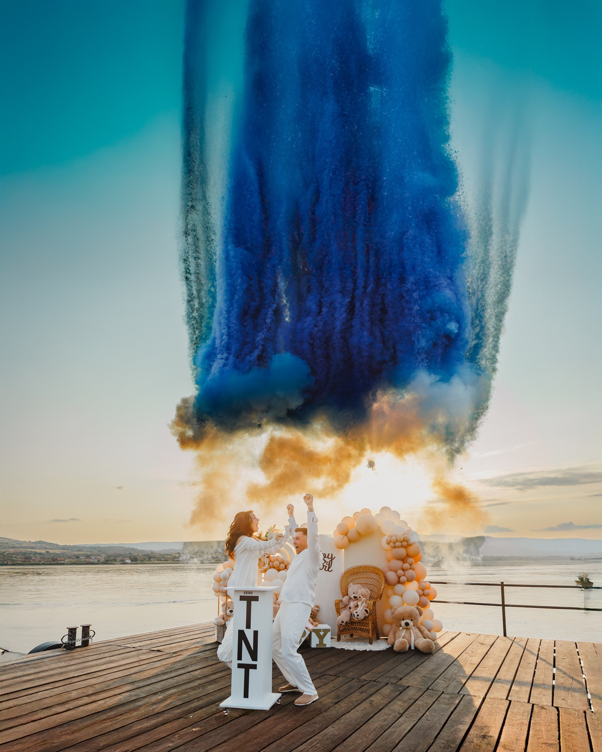 Coloană dramatică de fum albastru gender reveal fotografie editată