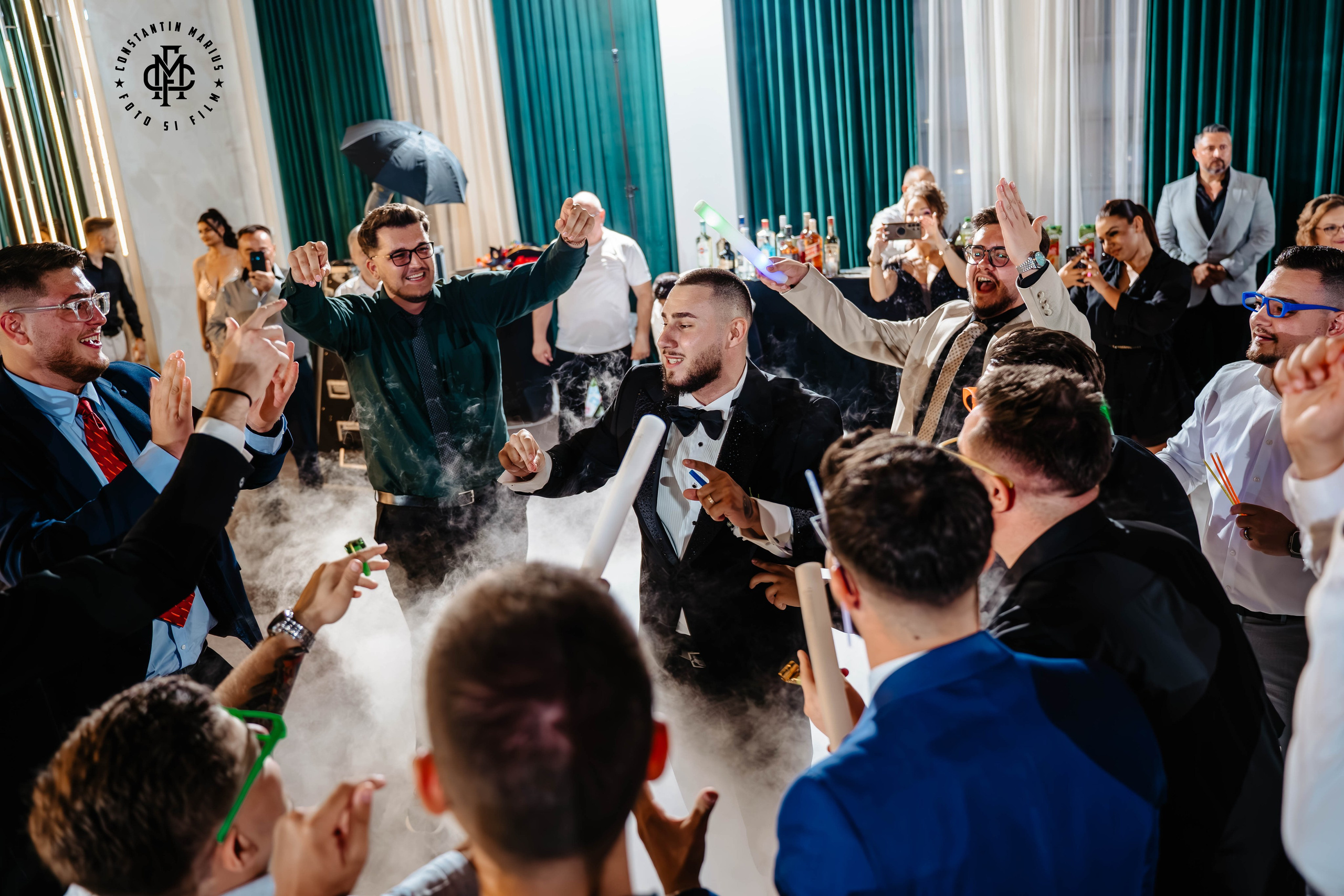 WEDDING PHOTOGRAPHY. DESPRE NOI