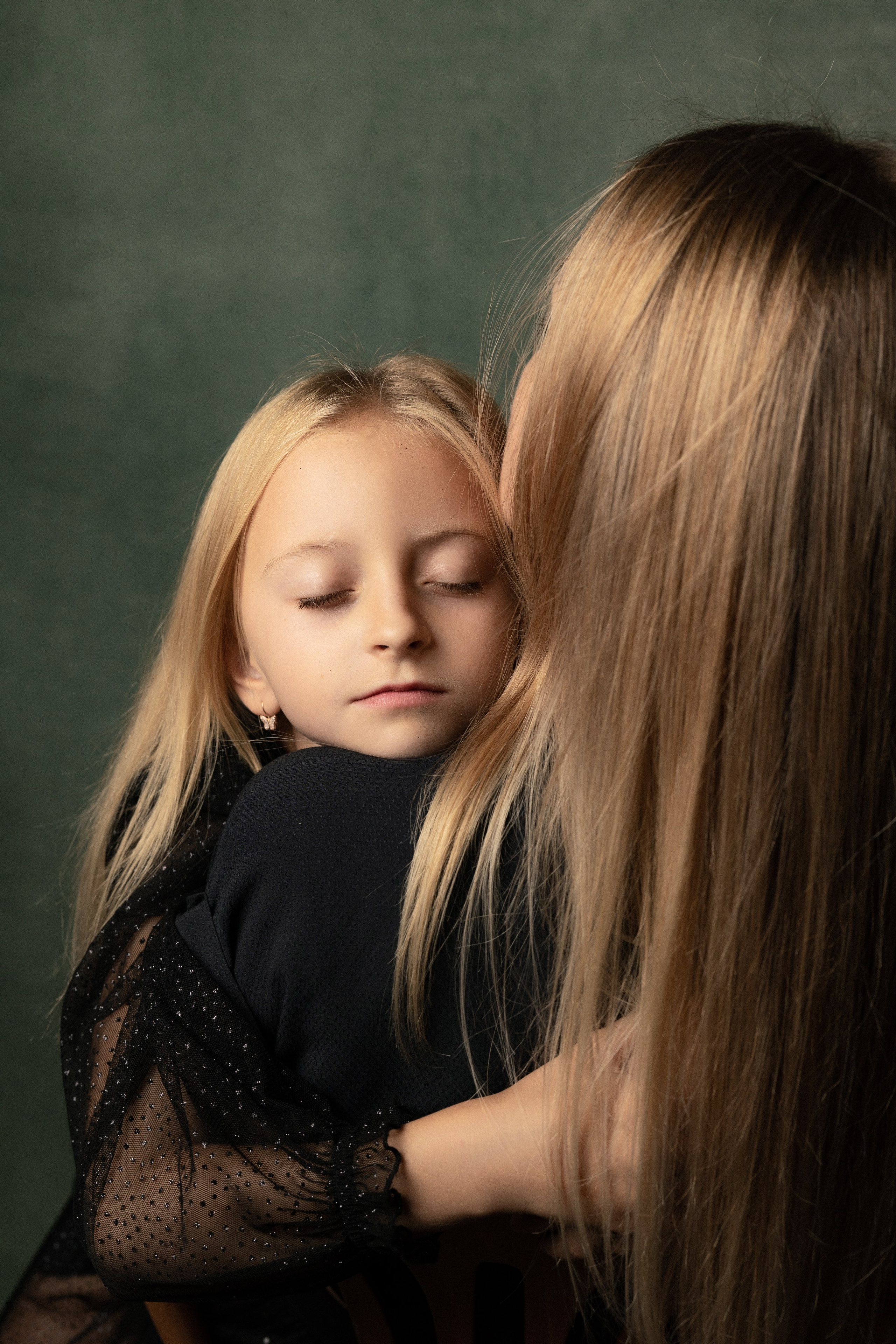 Emotionales Fine-Art-Familienportrait einer Mutter mit ihrer Tochter in schwarzer Kleidung – Studio-Fotoshooting in Salzburg