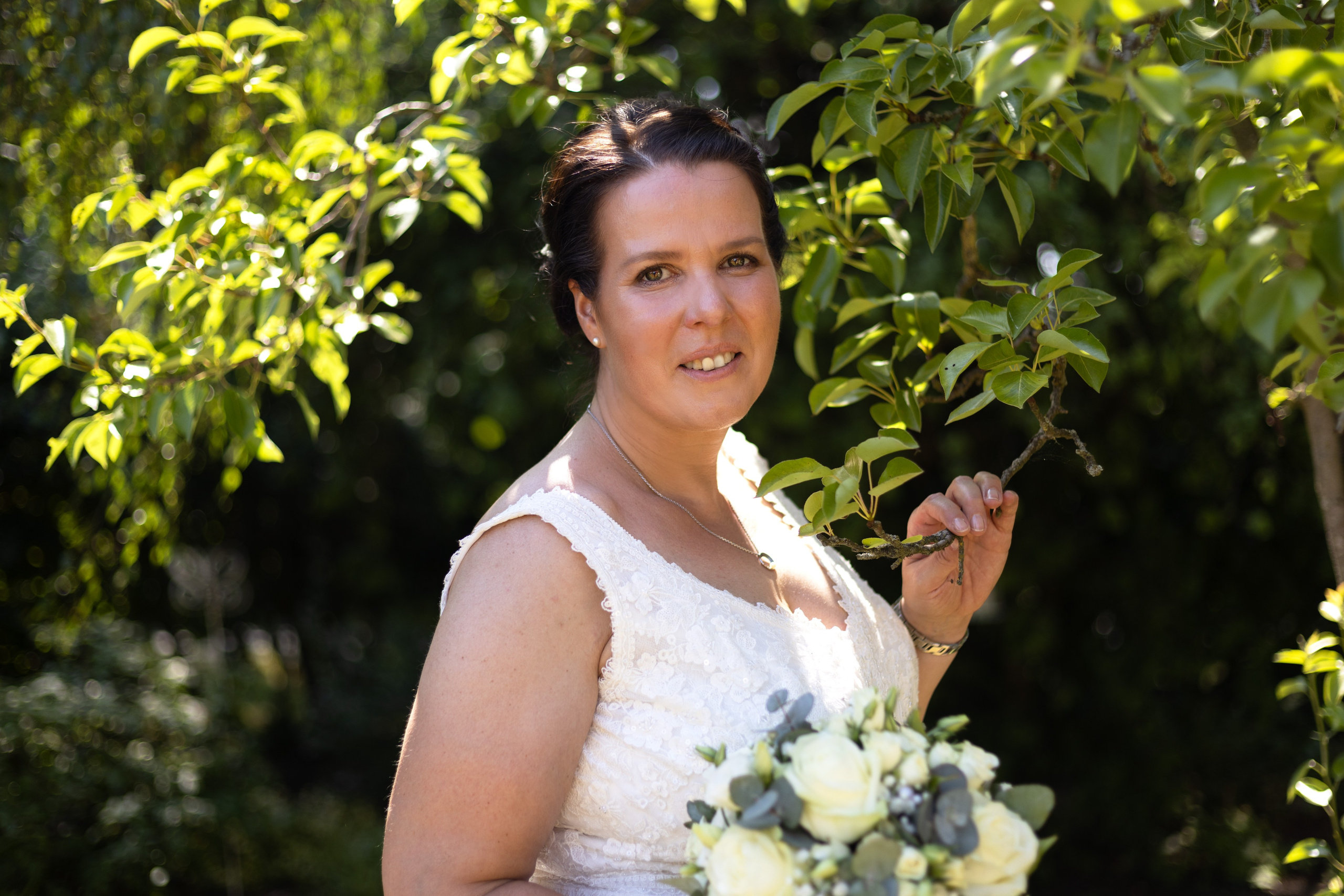 Gruppenbilder mit Familie und Freunden im Garten des Brautpaares in Hippen, festliche und fröhliche Atmosphäre.“