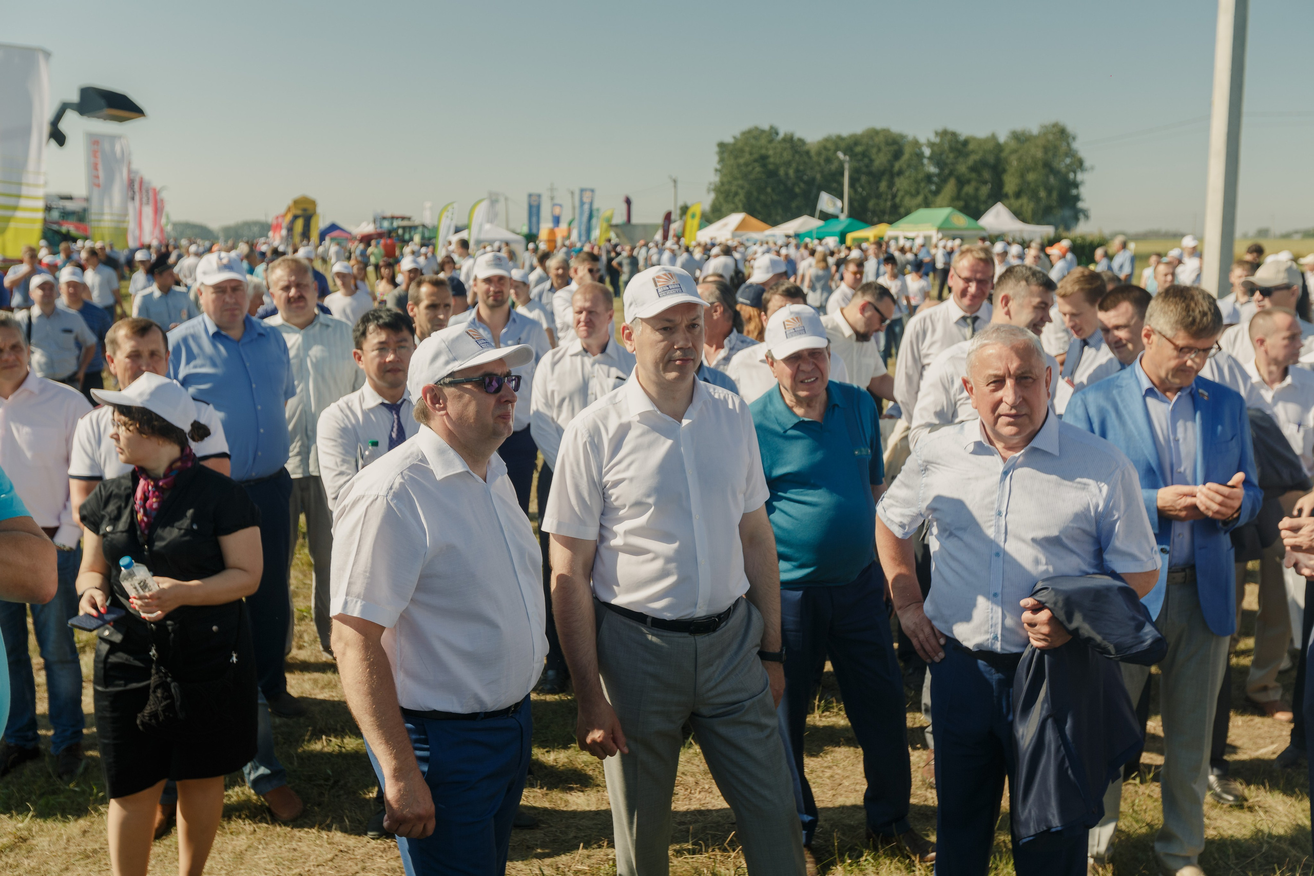 Exposición de maquinaria agrícola. Fotógrafo de retrato, familia y reportajes en Valencia | España | Europa Vitalii Lumier