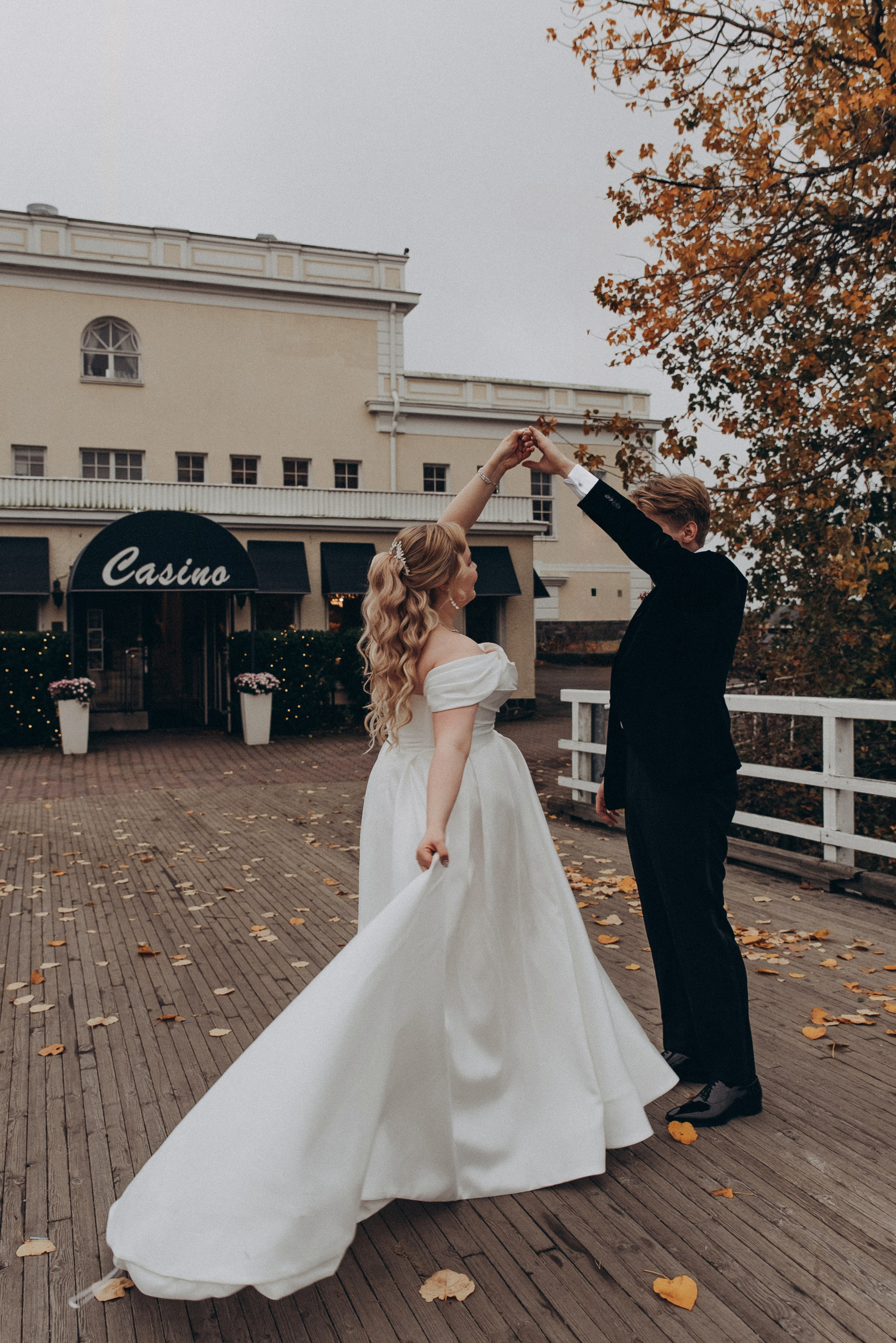 Роскошная свадебная фотосессия в Финляндии в документальном стиле.