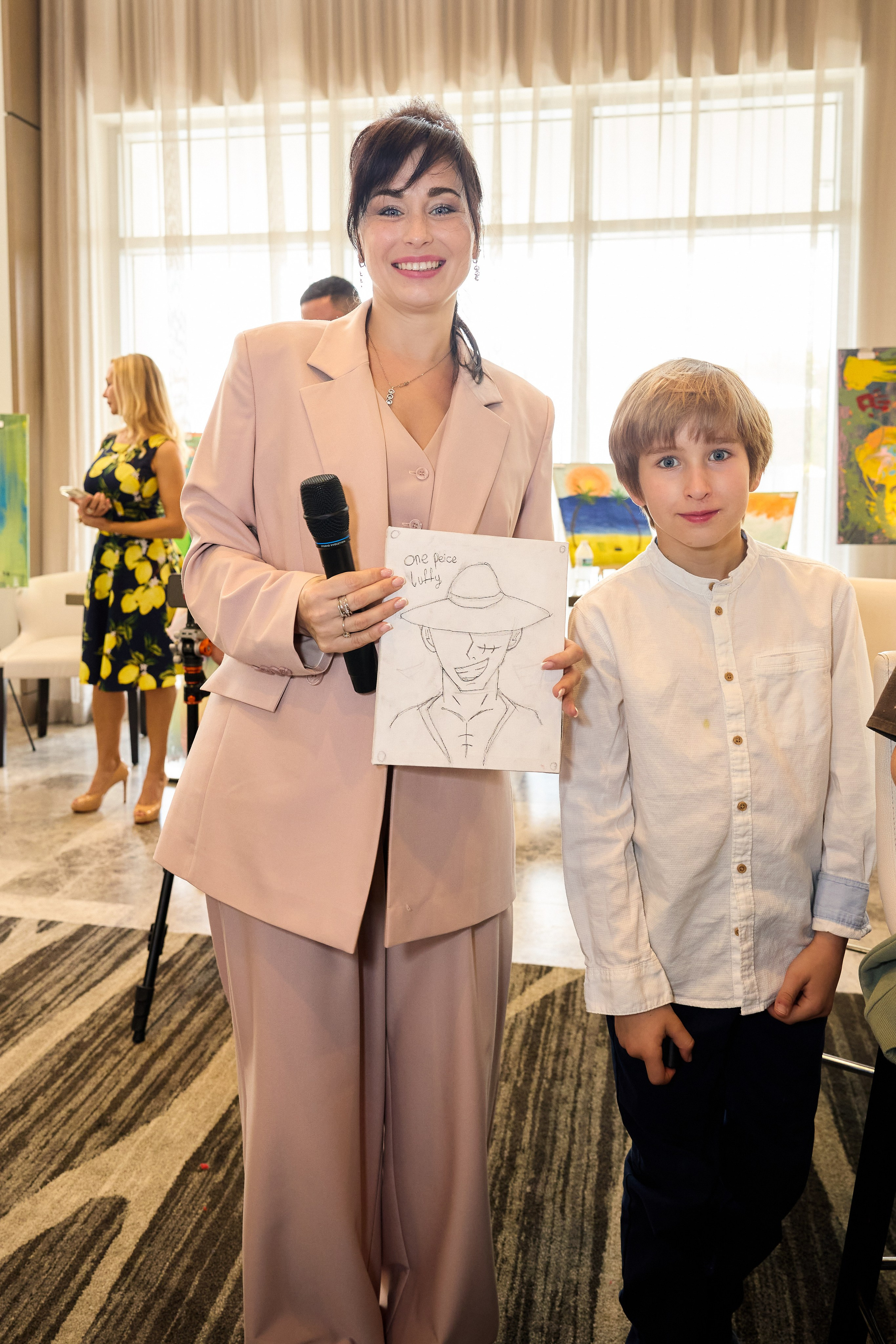 Авторская благотворительная художественная выставка Дианы Бортник. Фотограф Юлия Маковеева