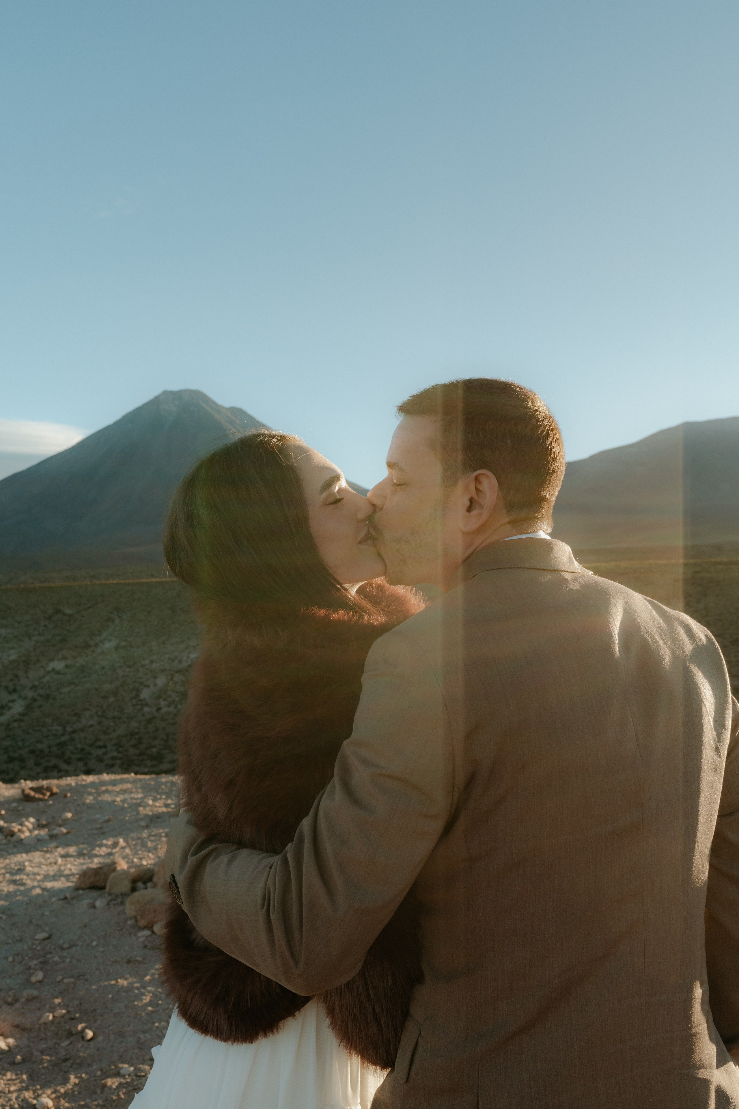 Pre-wedding no mirante do vulcão Licancabur. Photographer in San Pedro de Atacama