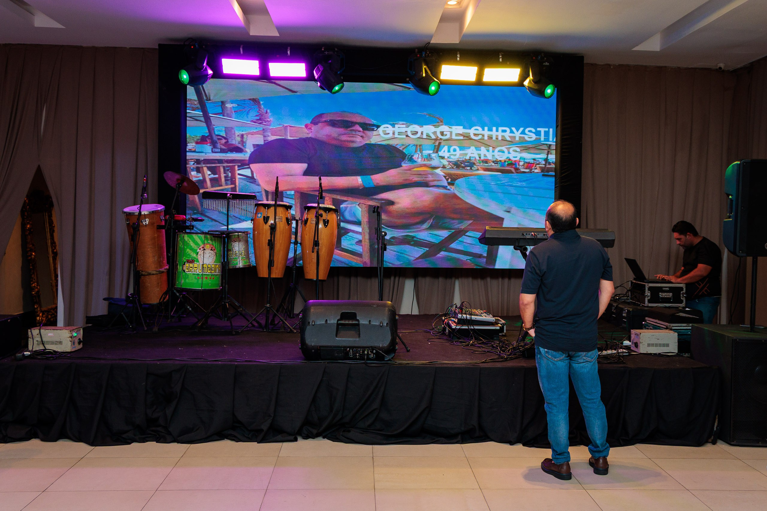 Festa de aniversário adulto, com show ao vivo em ambiente perfeito para festas