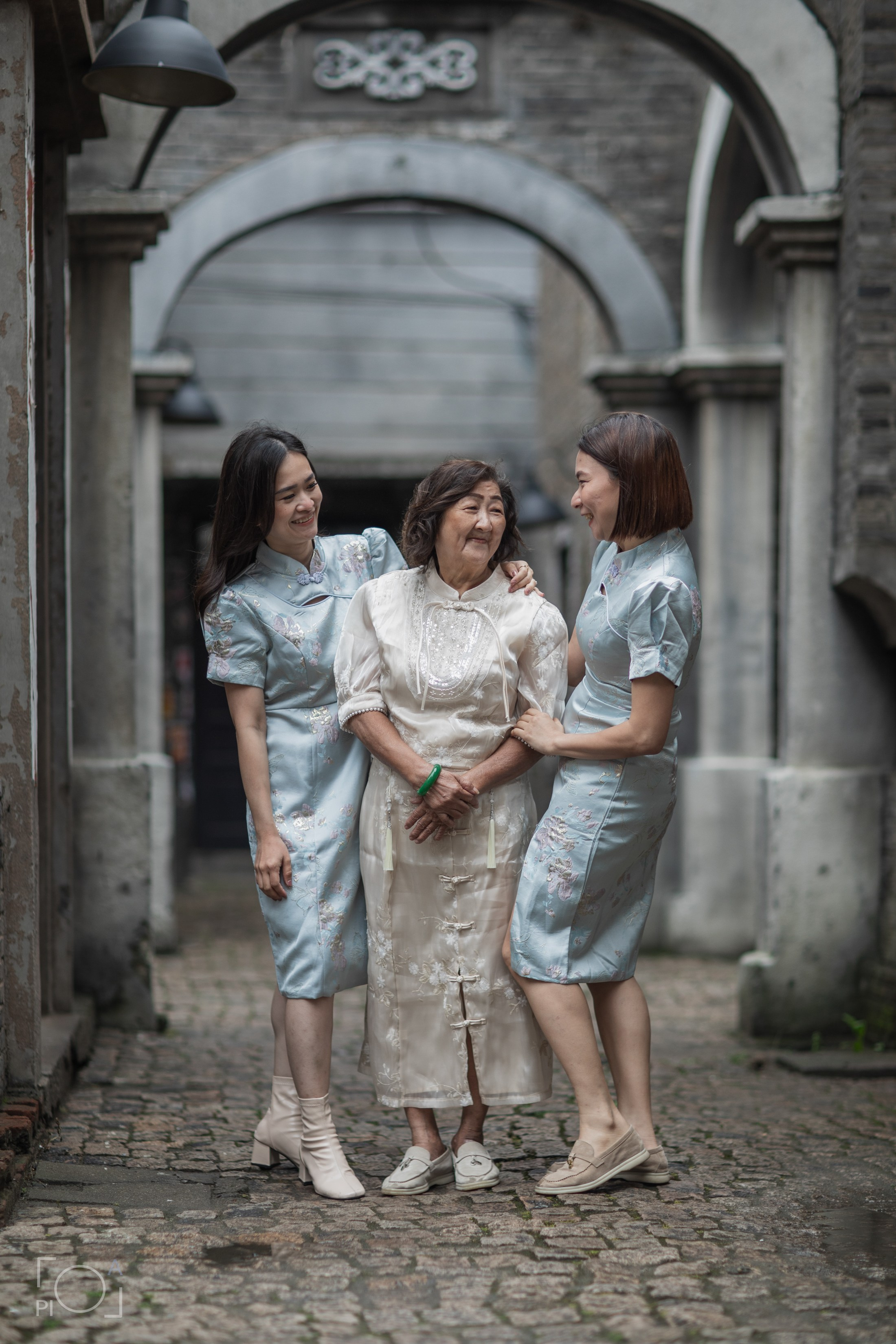 Shanghai 1930s retro photo shoot at Shanghai photo studio. Family photo shoot in Chinese retro style. 