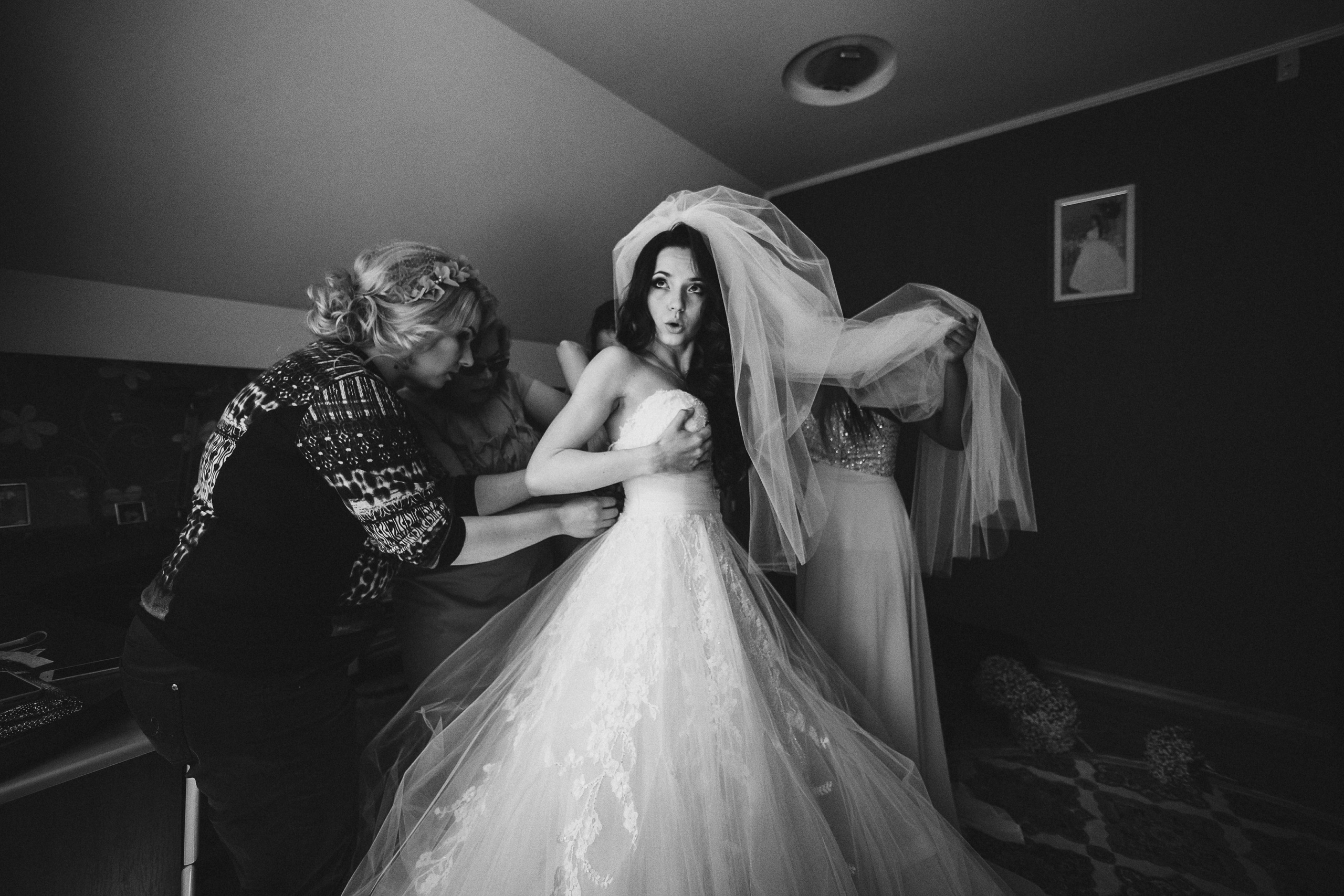Фотограф в Ирландии чёрно-белая самые красивые фотки невеста одевает платье свадебное поправляет подружки