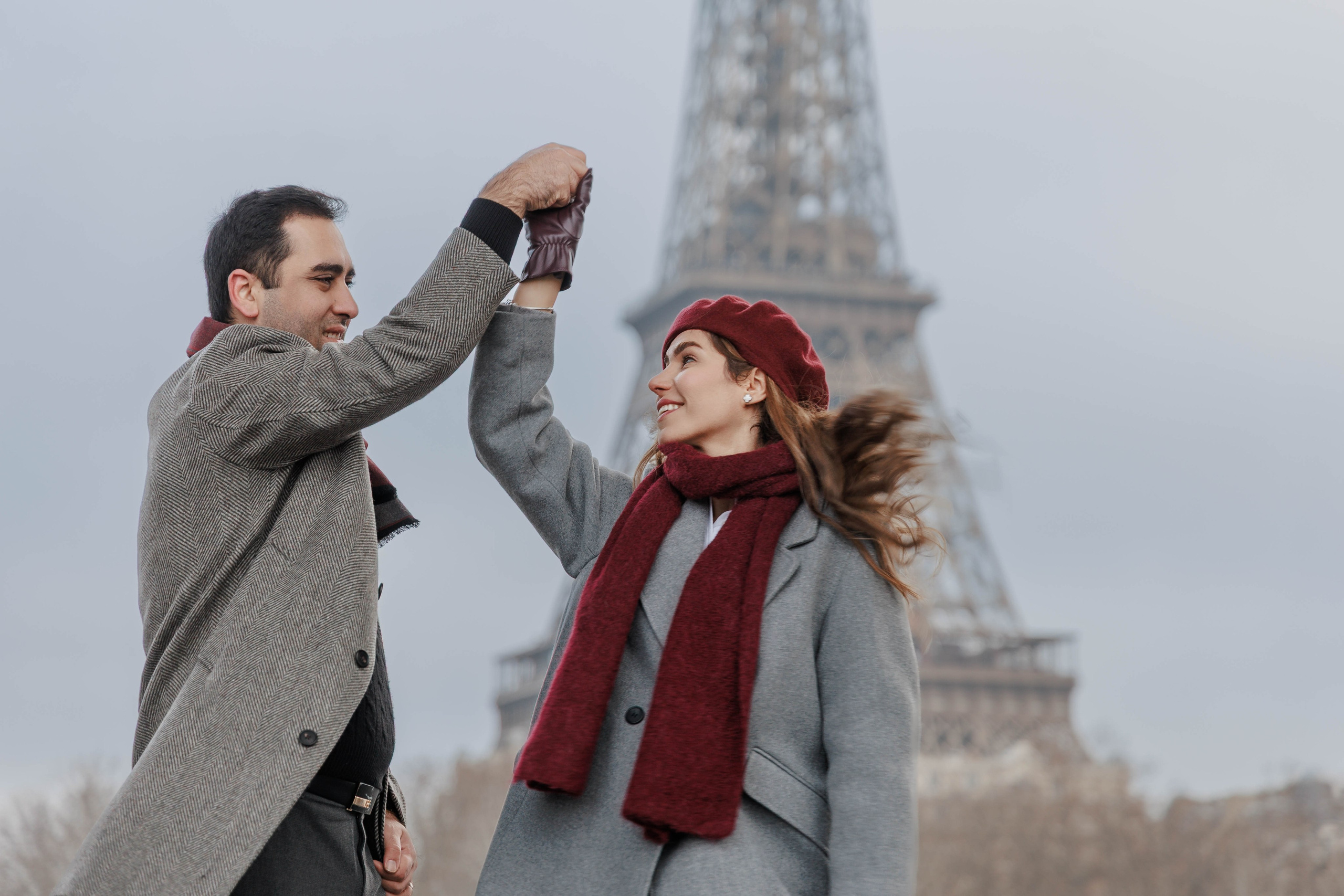 Bir-Hakeim Bridge in Paris — The Iconic Location for Luxury Proposal & Elopement Photography. Photographe à Paris