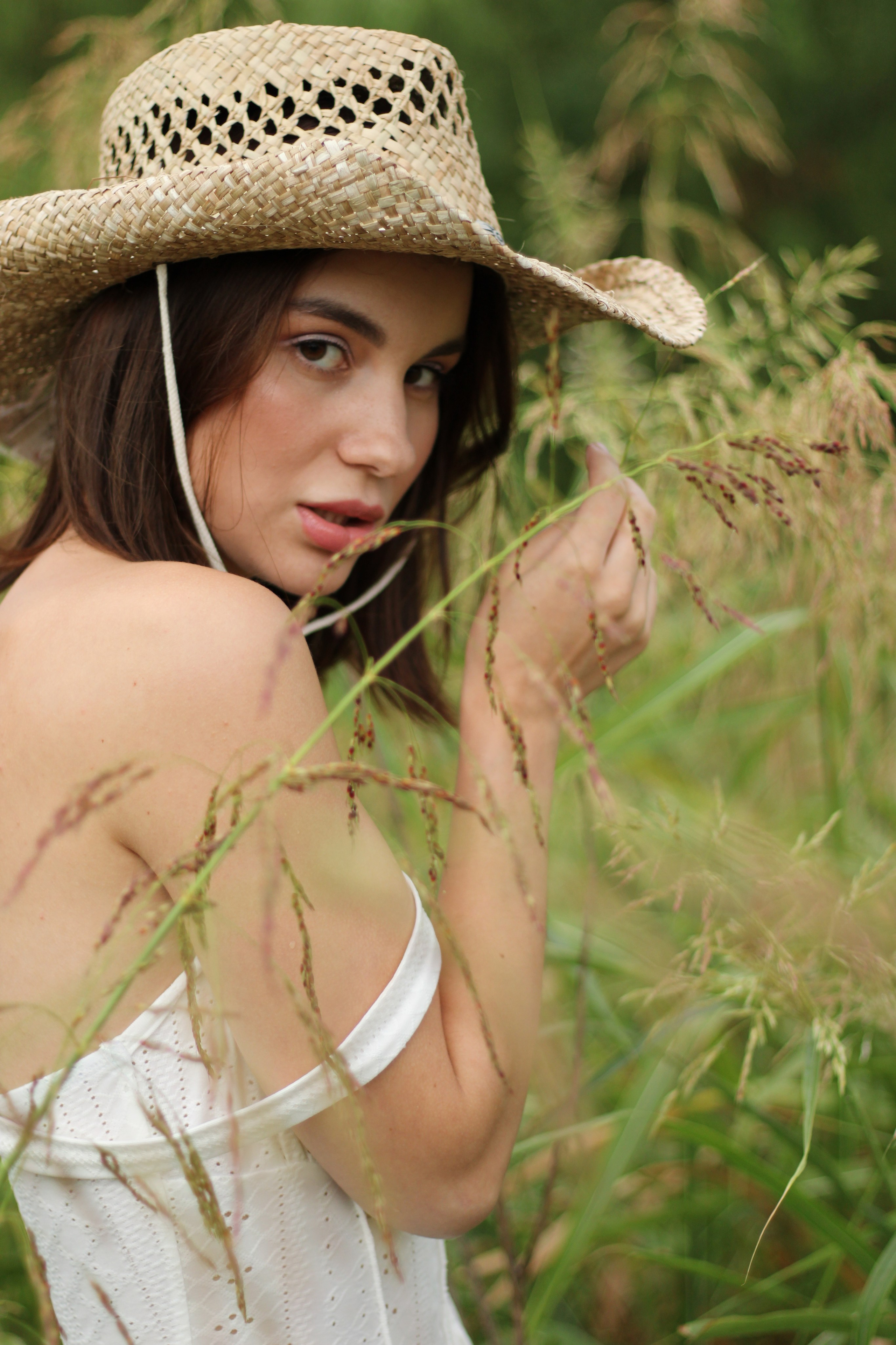 Countryside cowgirl-style portrait photoshoot. Lana Petrychenko — Portrait & Family Photographer. Valencia, Spain