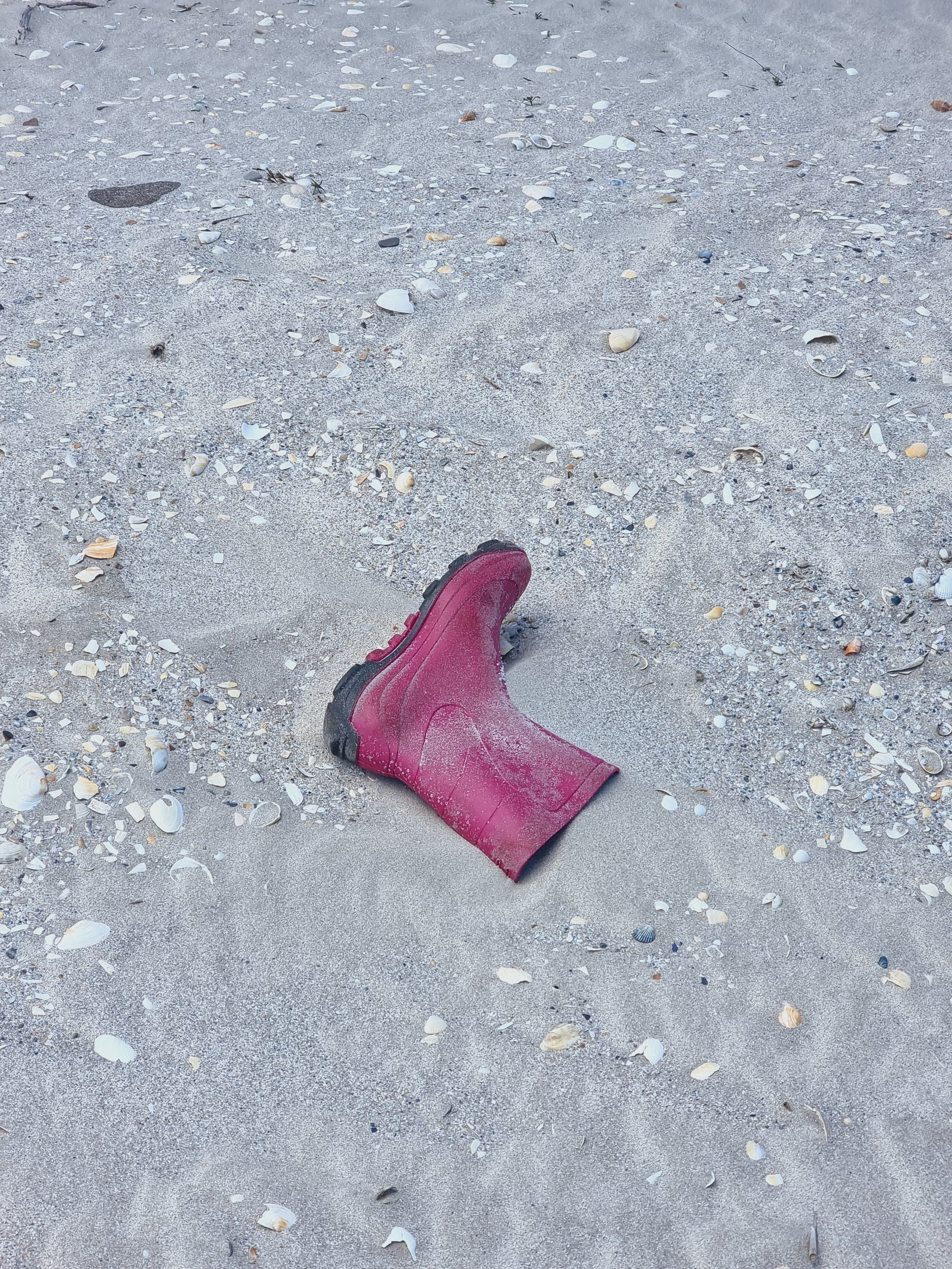 Bucati dintr-o drona Ucraineana gasite pe plaja Vadu