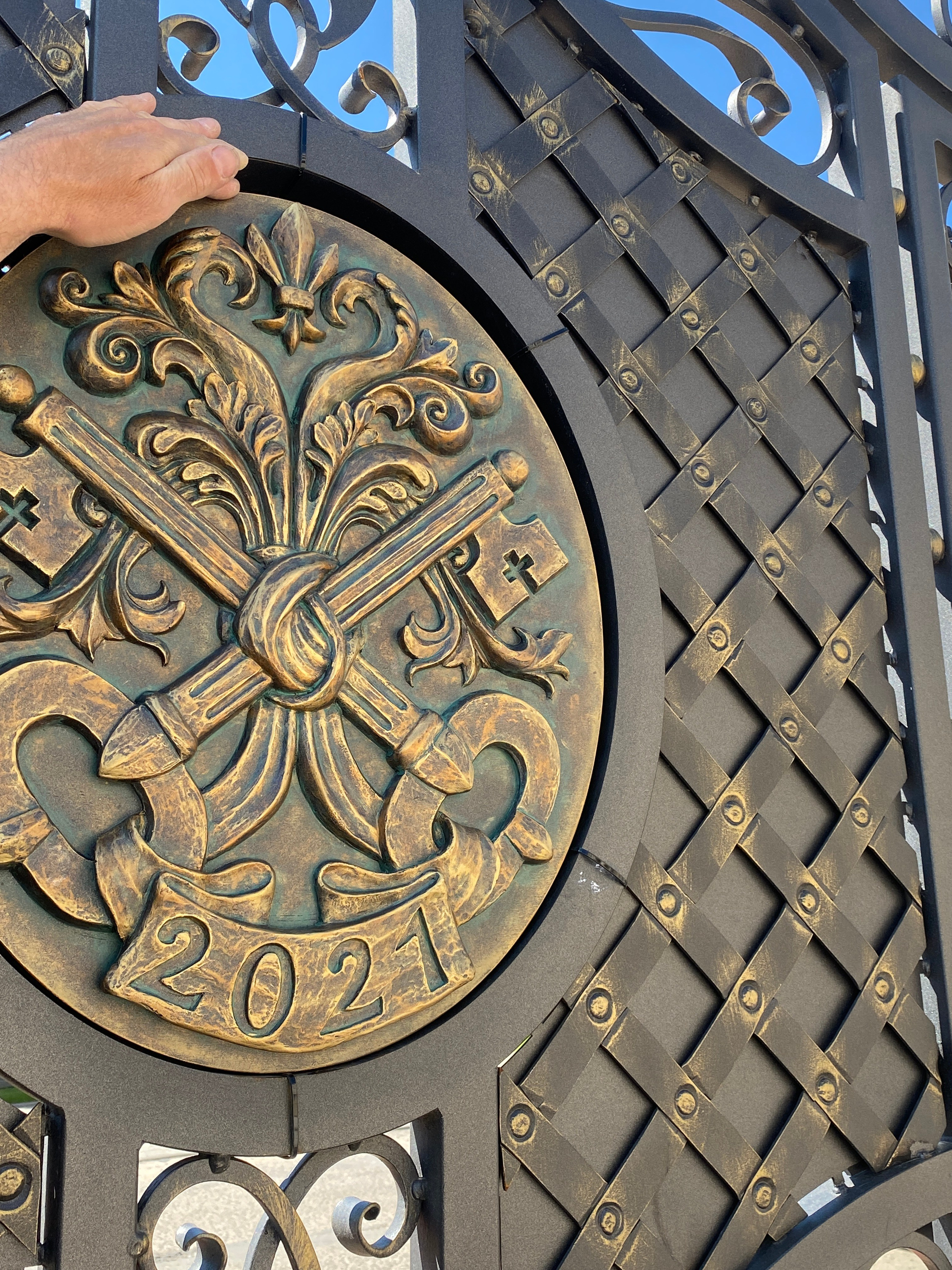 В Апостольской Нунциатуре в Республике Беларусь (Посольство Святого Престола, Ватикан). Ворота, калитка.  2017-2021. Сталь, худож. ковка, лазерная резка, сварка, компазитные материалы.