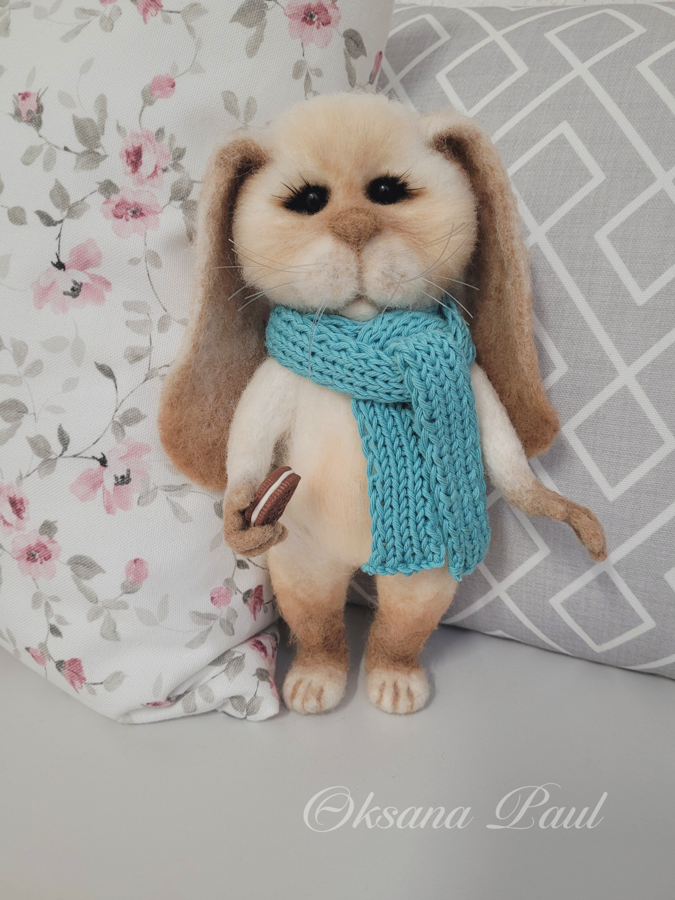 Мой первый зайчик из шерсти — тёплая игрушка и мой первый опыт работы с этим материалом. Небольшой творческий эксперимент, который подарил интересный опыт.Mein erstes Häschen aus Wolle – meine erste Erfahrung mit Wolle. Ein kleines handgefertigtes Experiment, das mir neue kreative Eindrücke gebracht hat.