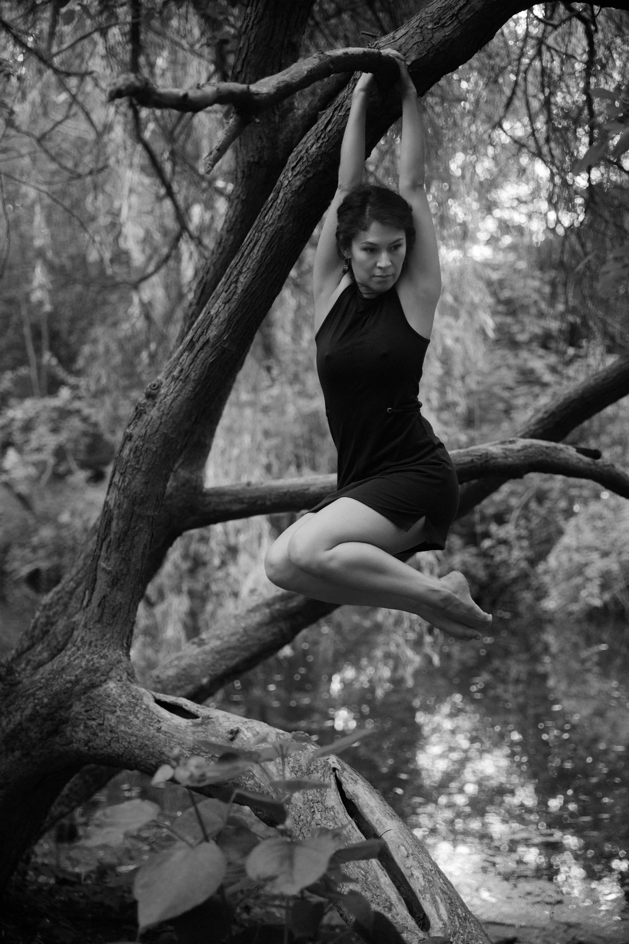  Frau im schwarzen Kleid hängt am Baum, Tiergarten Berlin