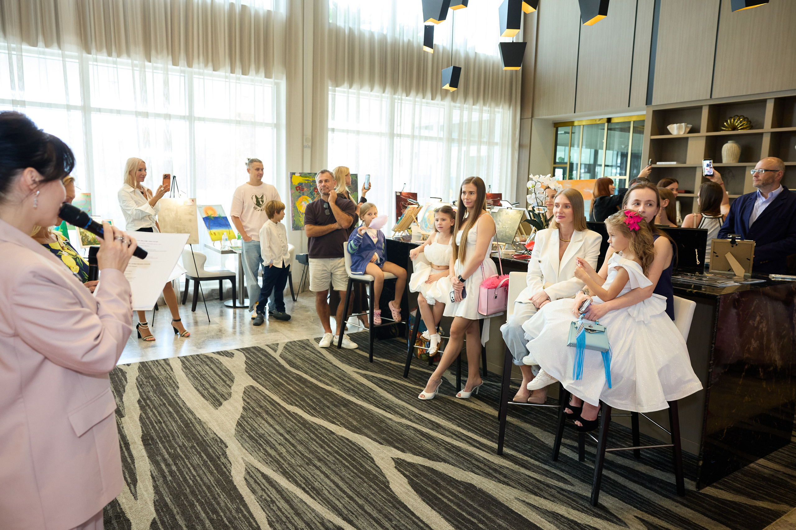 Авторская благотворительная художественная выставка Дианы Бортник. Фотограф Юлия Маковеева