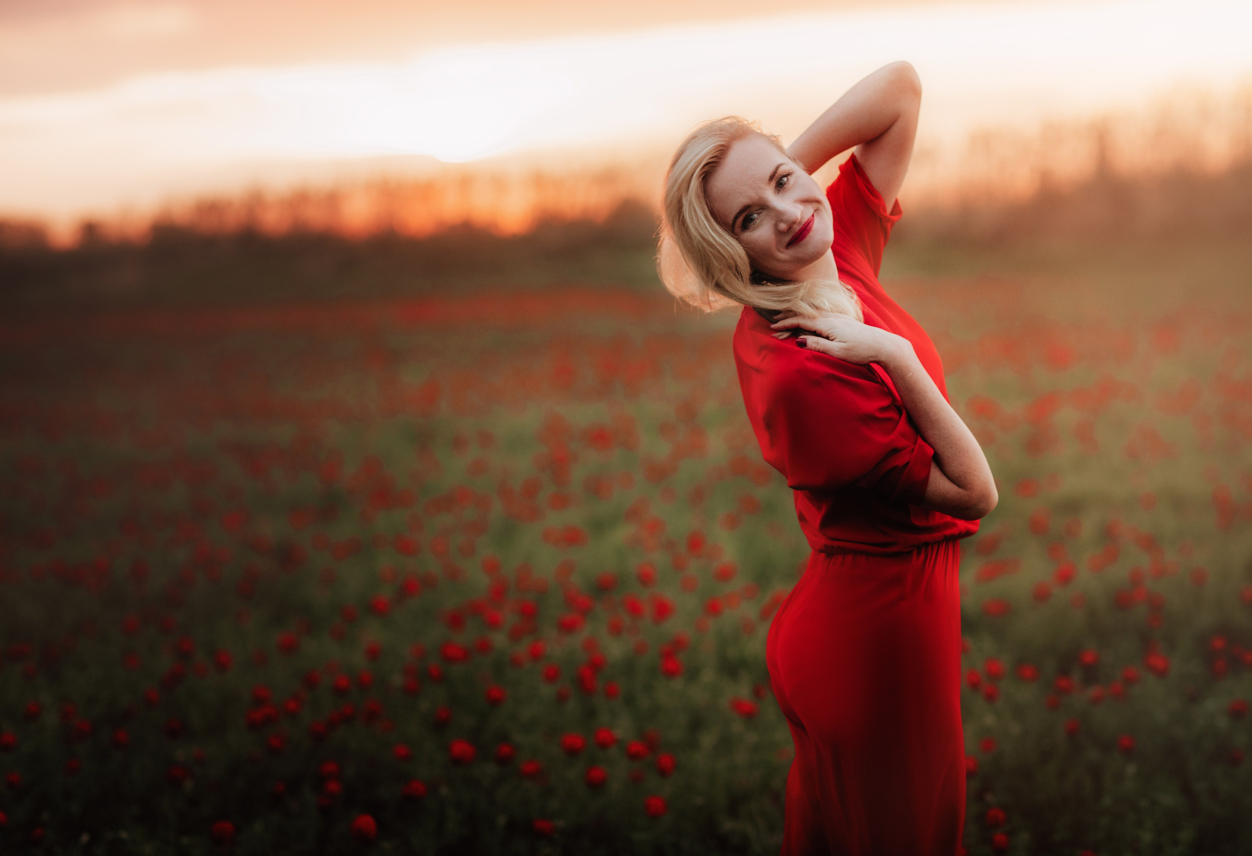 В маках. Валерия Вартанова. Фотограф