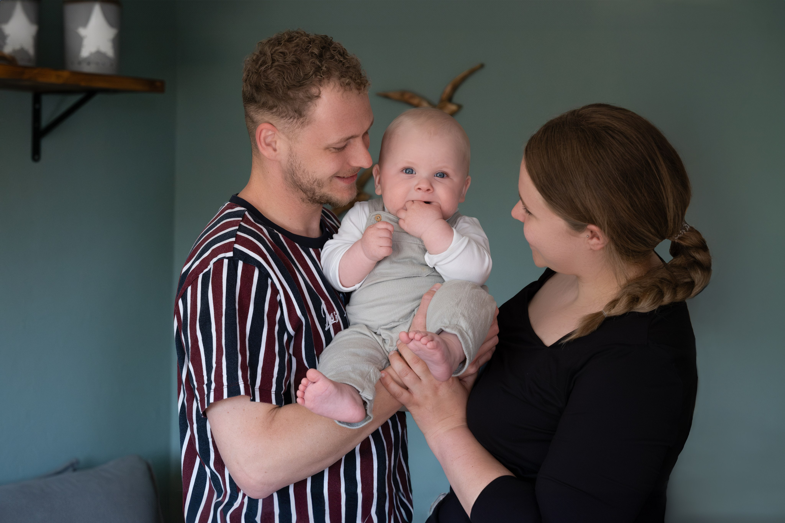 Sußer Junge. Newborn Baby Fotografie Flensburg Babyfotoshooting