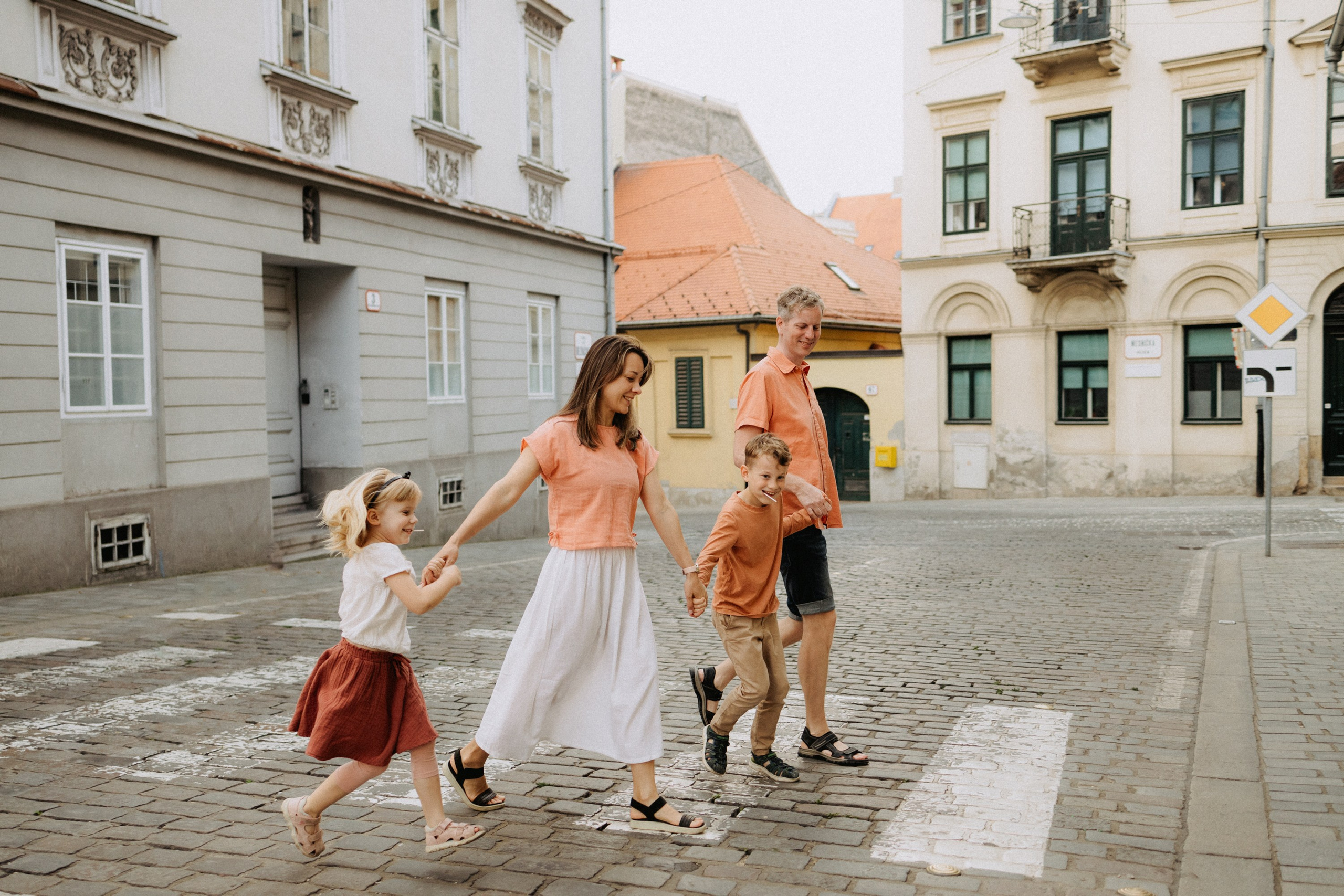 Family in the city. Elena Gorobets. Photographer in Zagreb