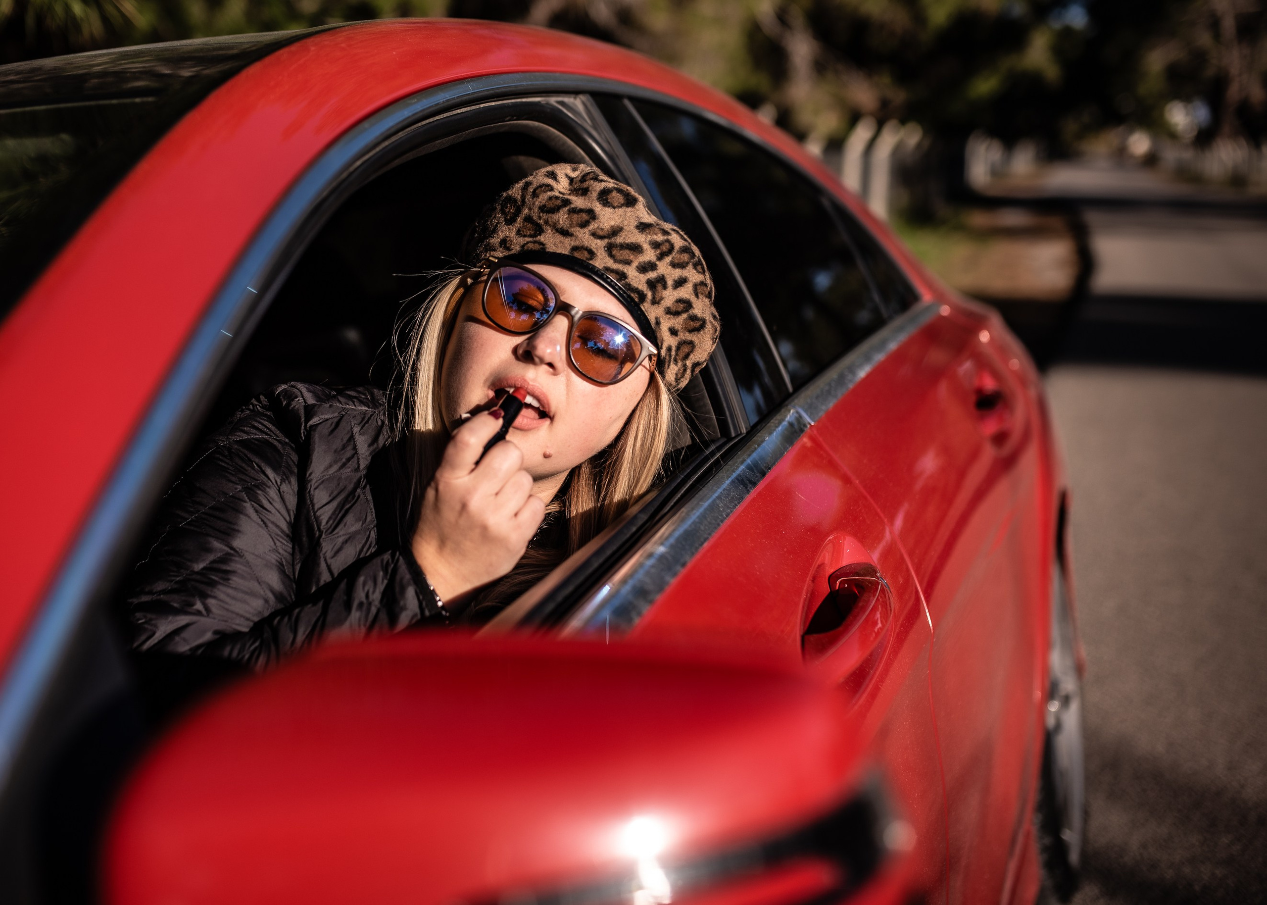 автопортрет,автофотосессия, девушка за рулем красного автомобиля, солнечный день в Анталии