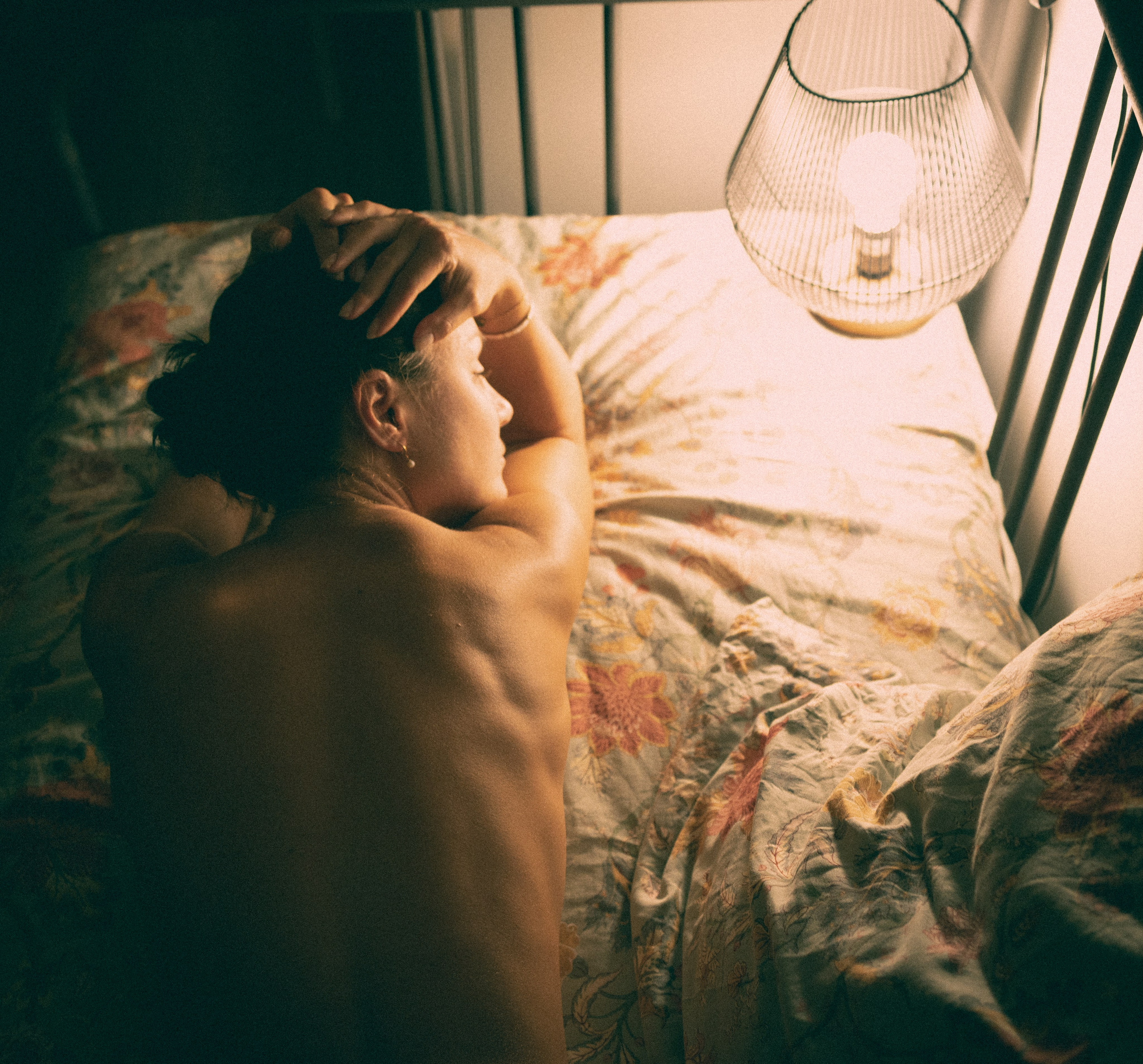 Photo nue dans un cadre mystérieux de style rétro. Histoires d’amour, séances photos de famille et de mariage en France