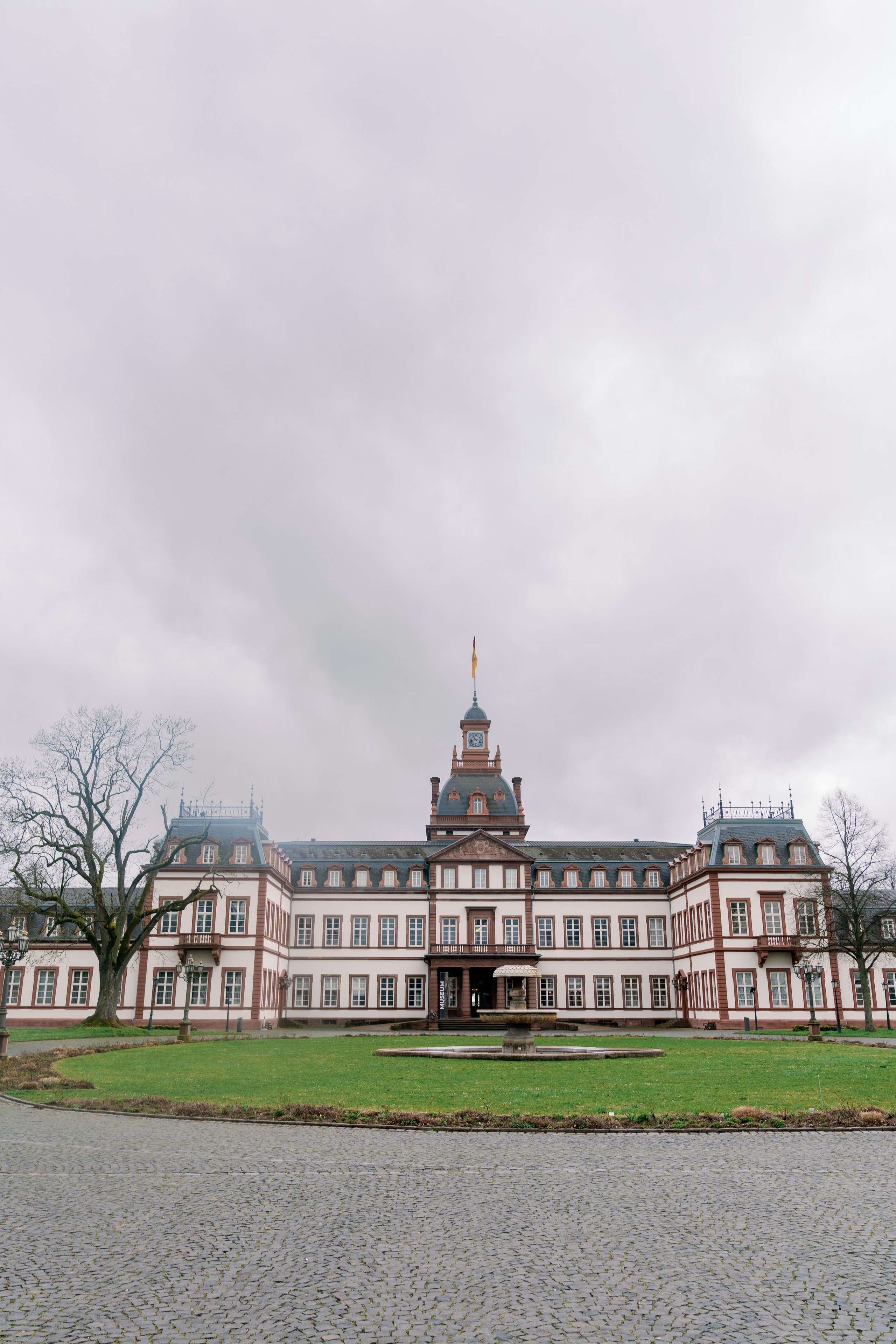 Schloss Philippsruhe mit barocker Architektur und Eingang zum Standesamt in Hanau