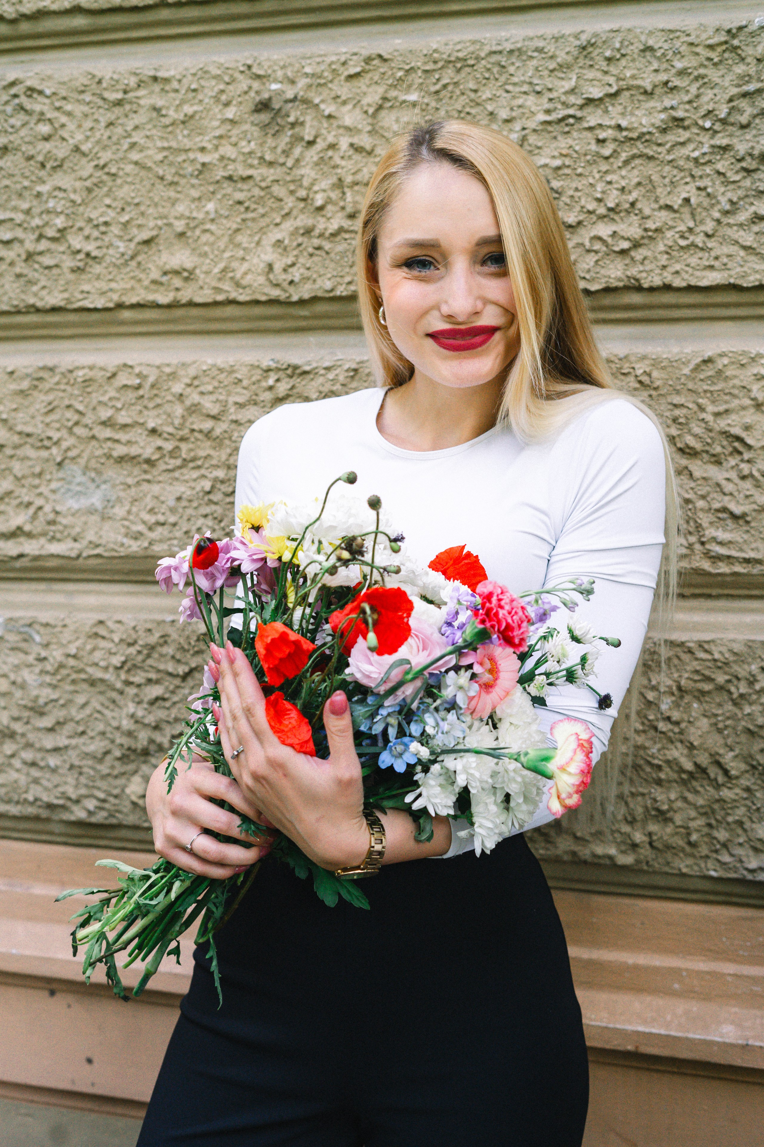 Focení mezi květy. Jana Holubová | Svatební, párová a rodinná fotografka v Praze