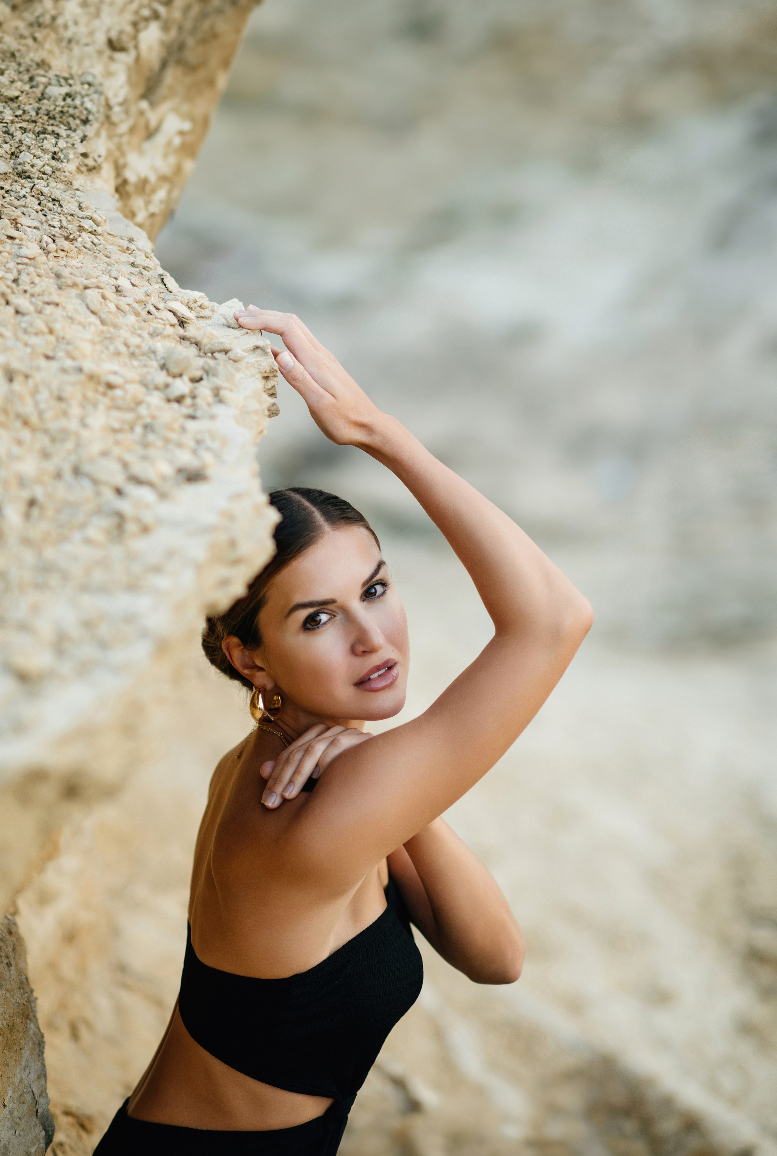 На скалах. Фотограф на Кипре