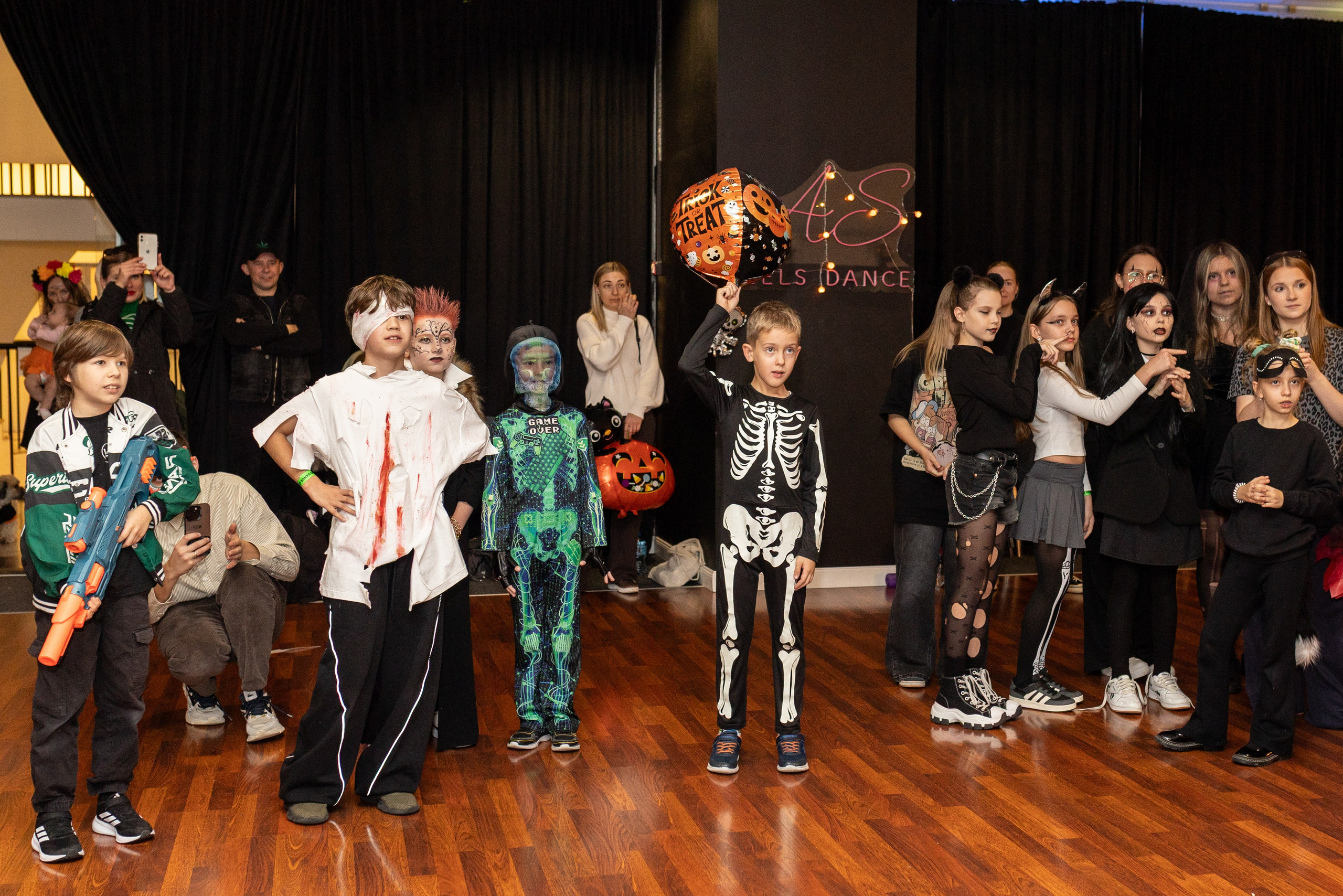 Leo dance studio Helloween 2025. Семейный и детский фотограф в Варшаве Мила Бобровская