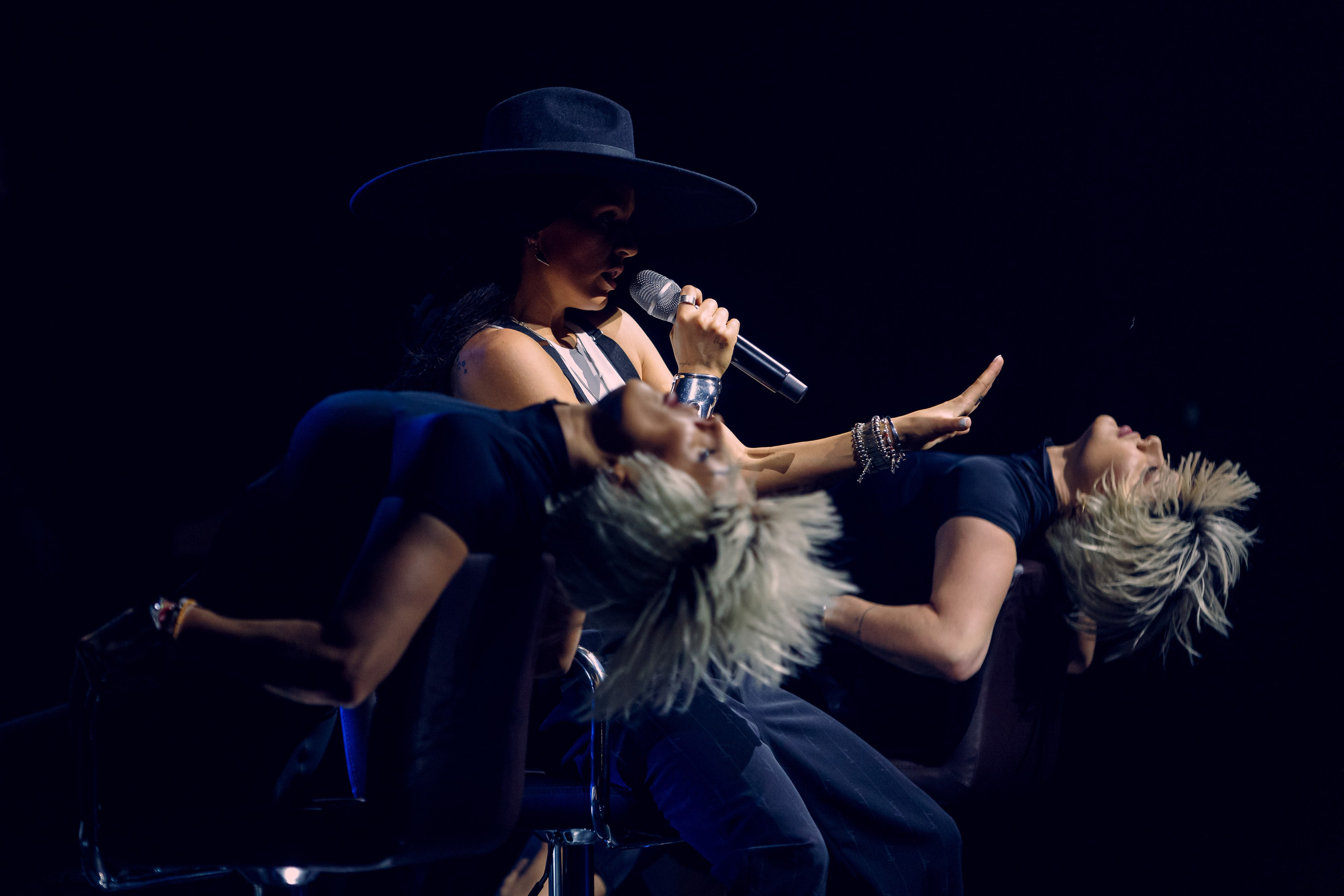Fotos de una celebridad en un concierto. Fotógrafo de retrato, familia y reportajes en Valencia | España | Europa Vitalii Lumier